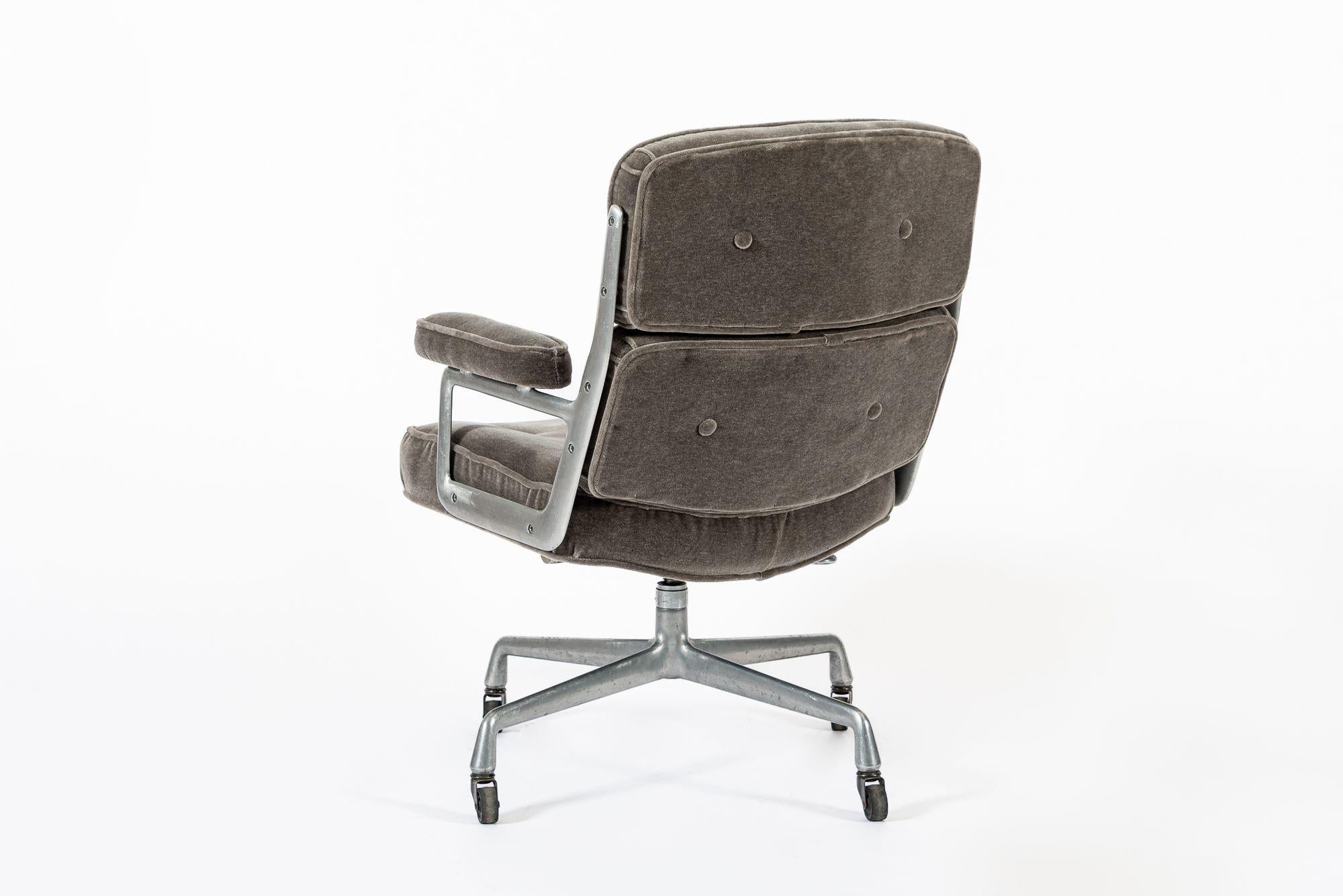 Vintage Eames Time Life Gray Velvet Office Chair Herman Miller 1978 In Good Condition For Sale In Detroit, MI