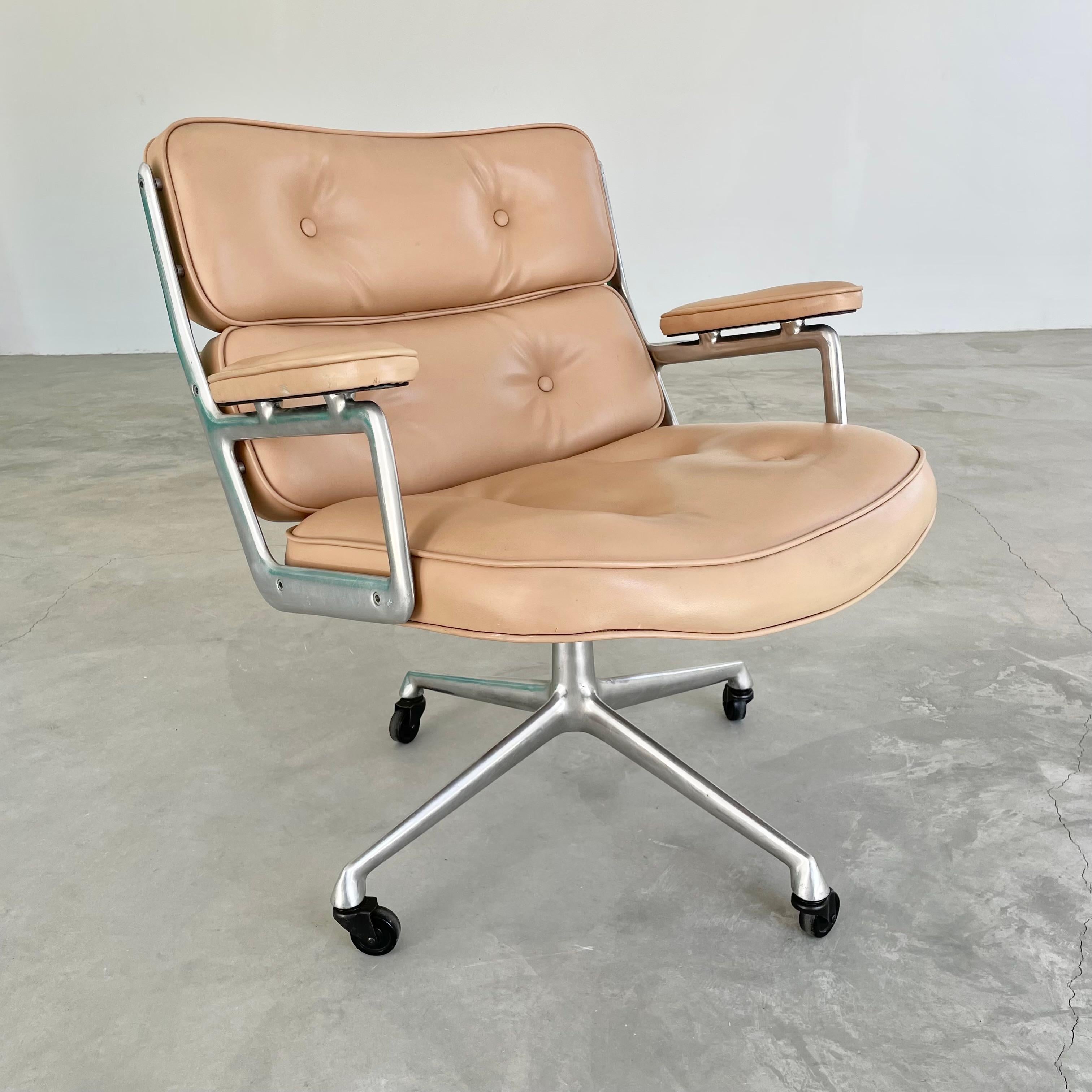 Vintage Eames Time Life Lobby Chair in Camel In Good Condition In Los Angeles, CA