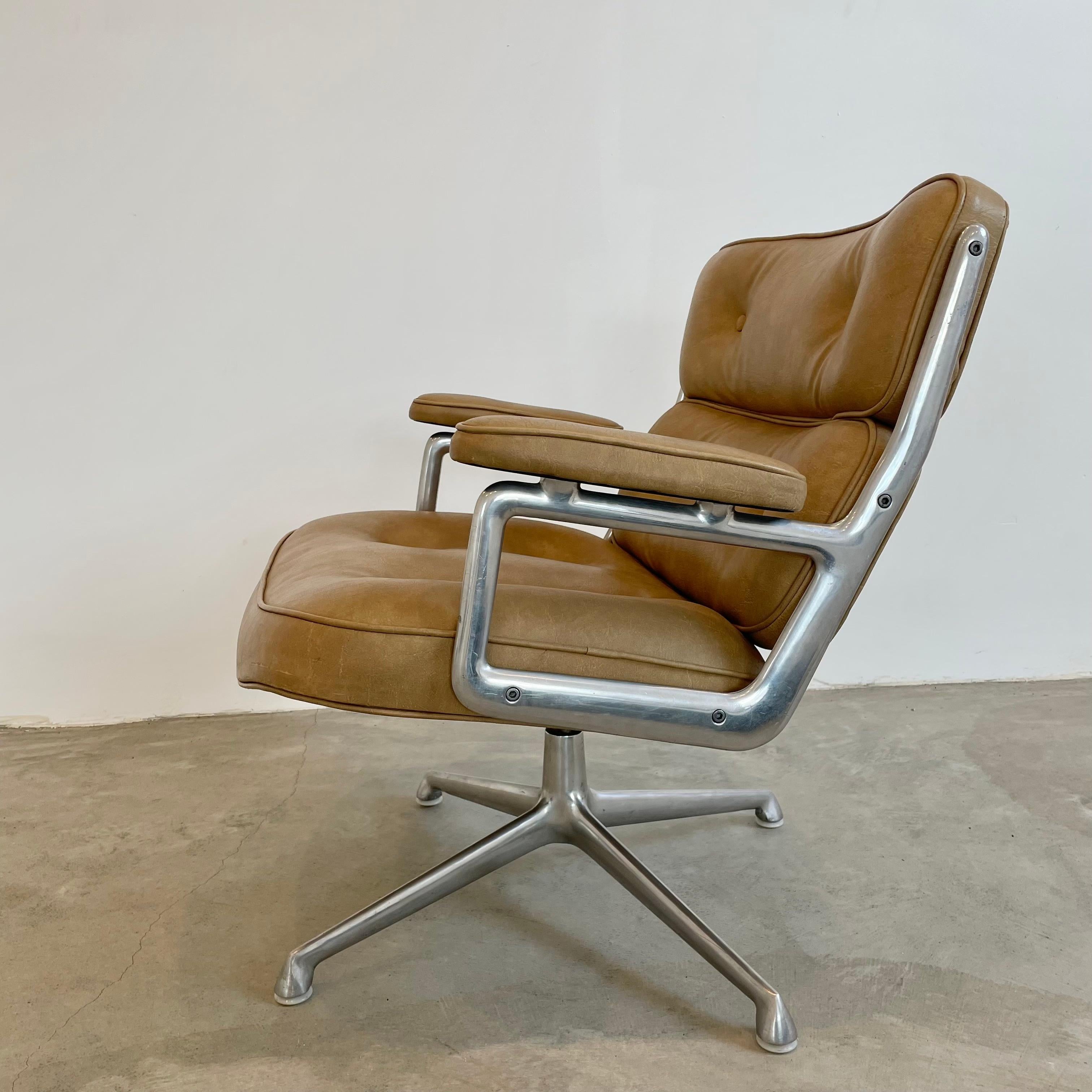 Vintage Eames Time Life Lobby Chair in Camel In Good Condition In Los Angeles, CA