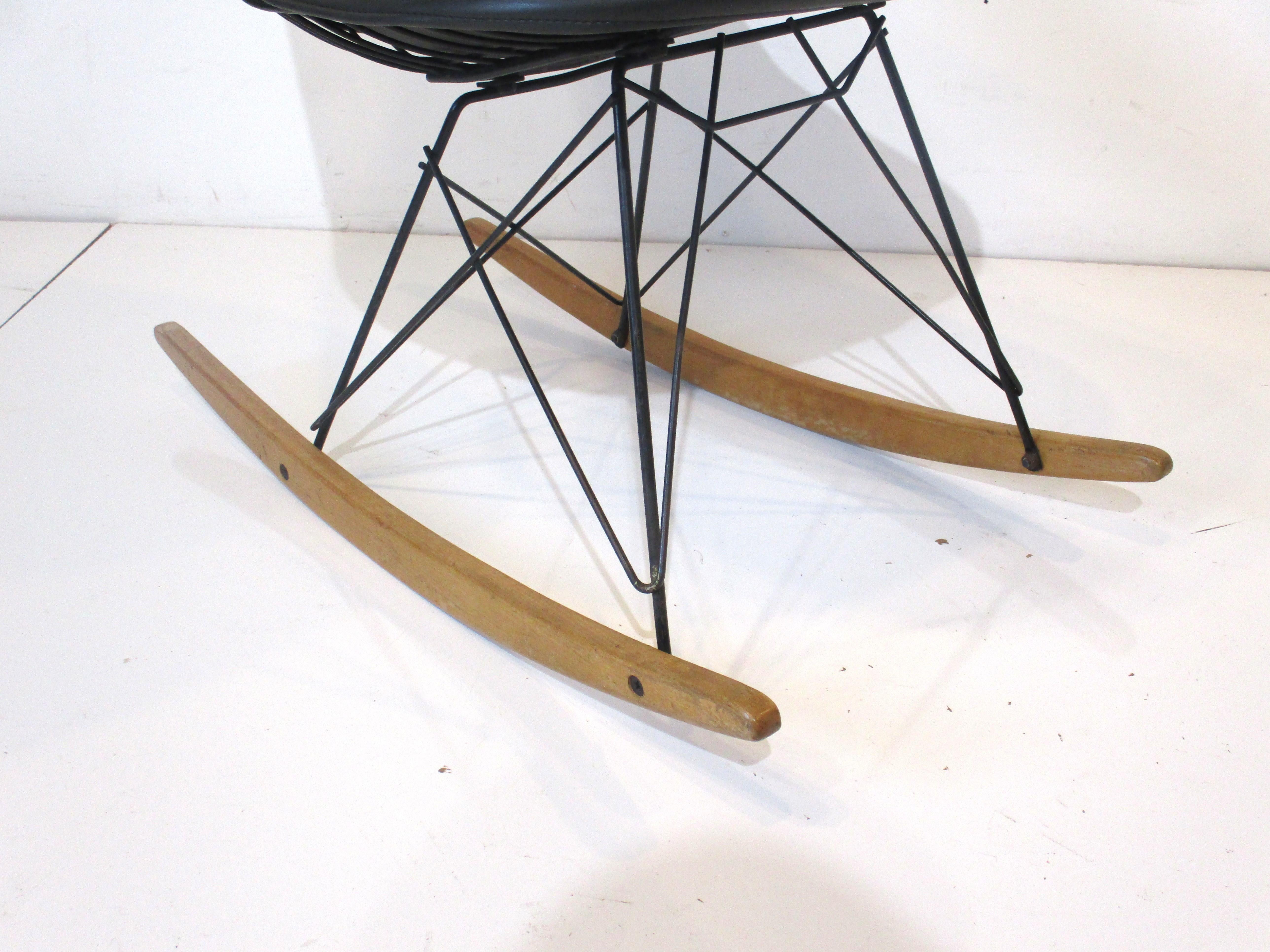 20ième siècle Chaise à bascule Eames pour Herman Miller en vente
