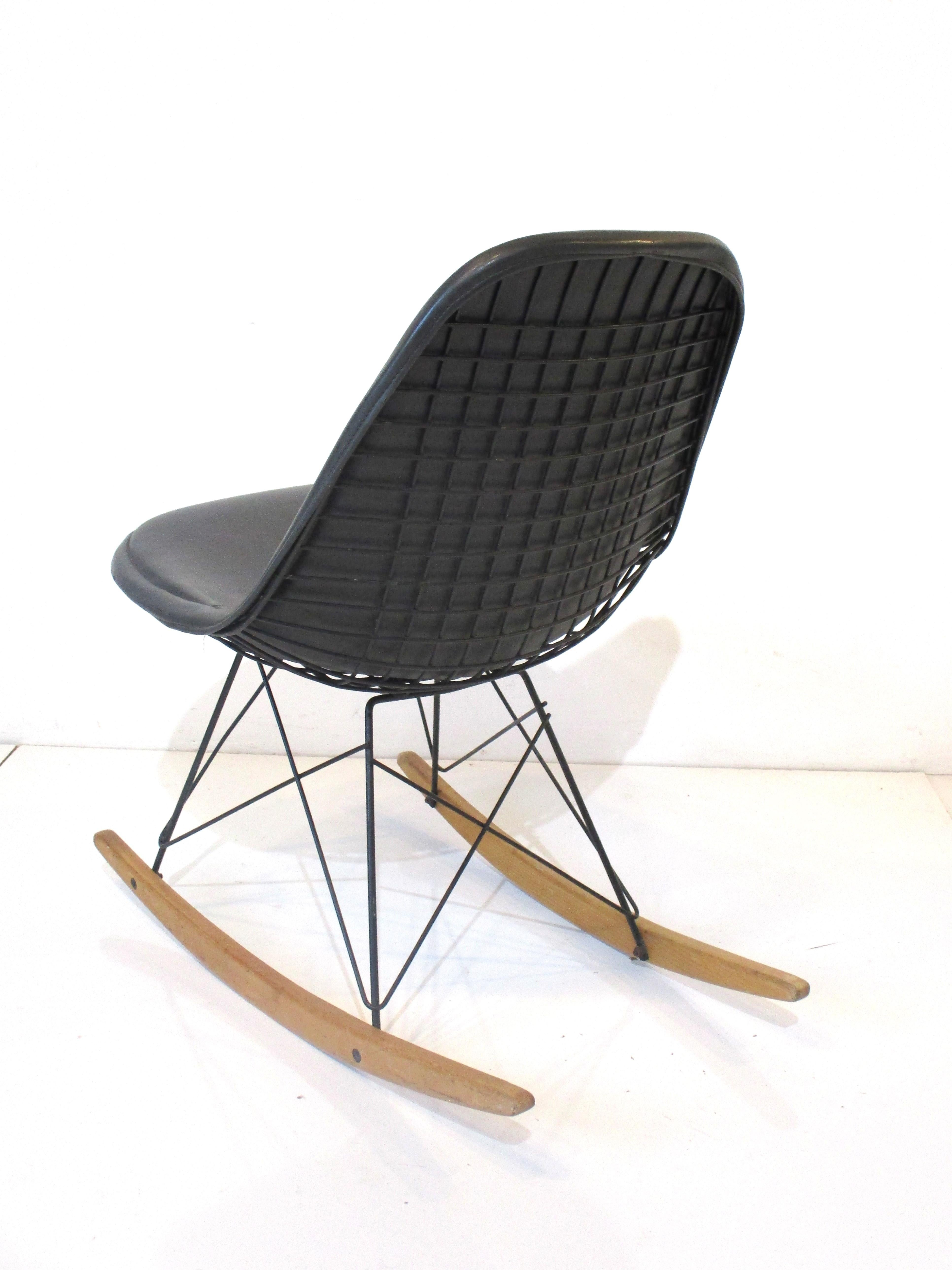 Vintage Eames Wire Rocking Chair for Herman Miller In Good Condition For Sale In Cincinnati, OH