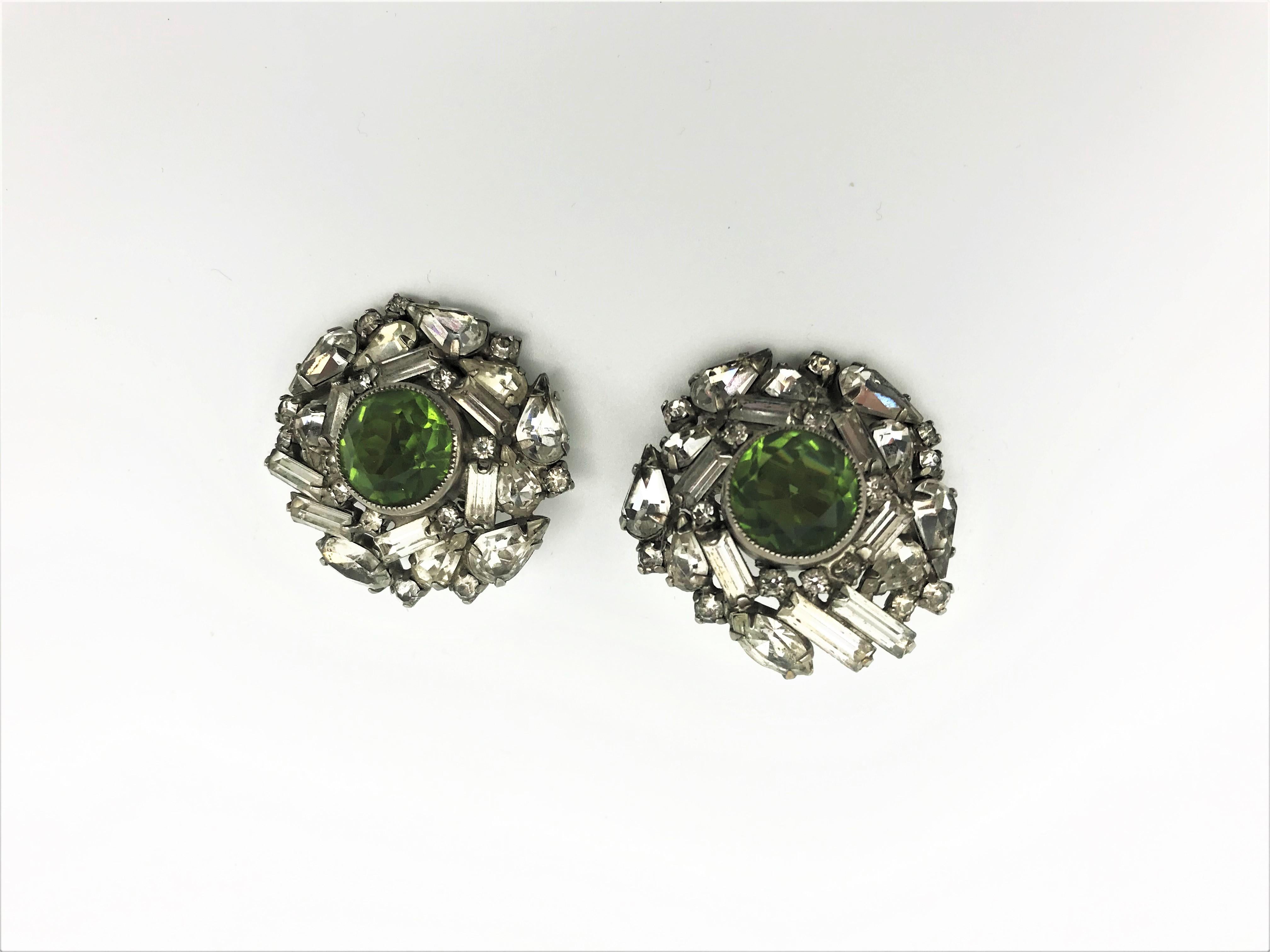 Clip de oreja vintage con brillantes transparentes + brillantes verdes años 40 Corte baguette en venta