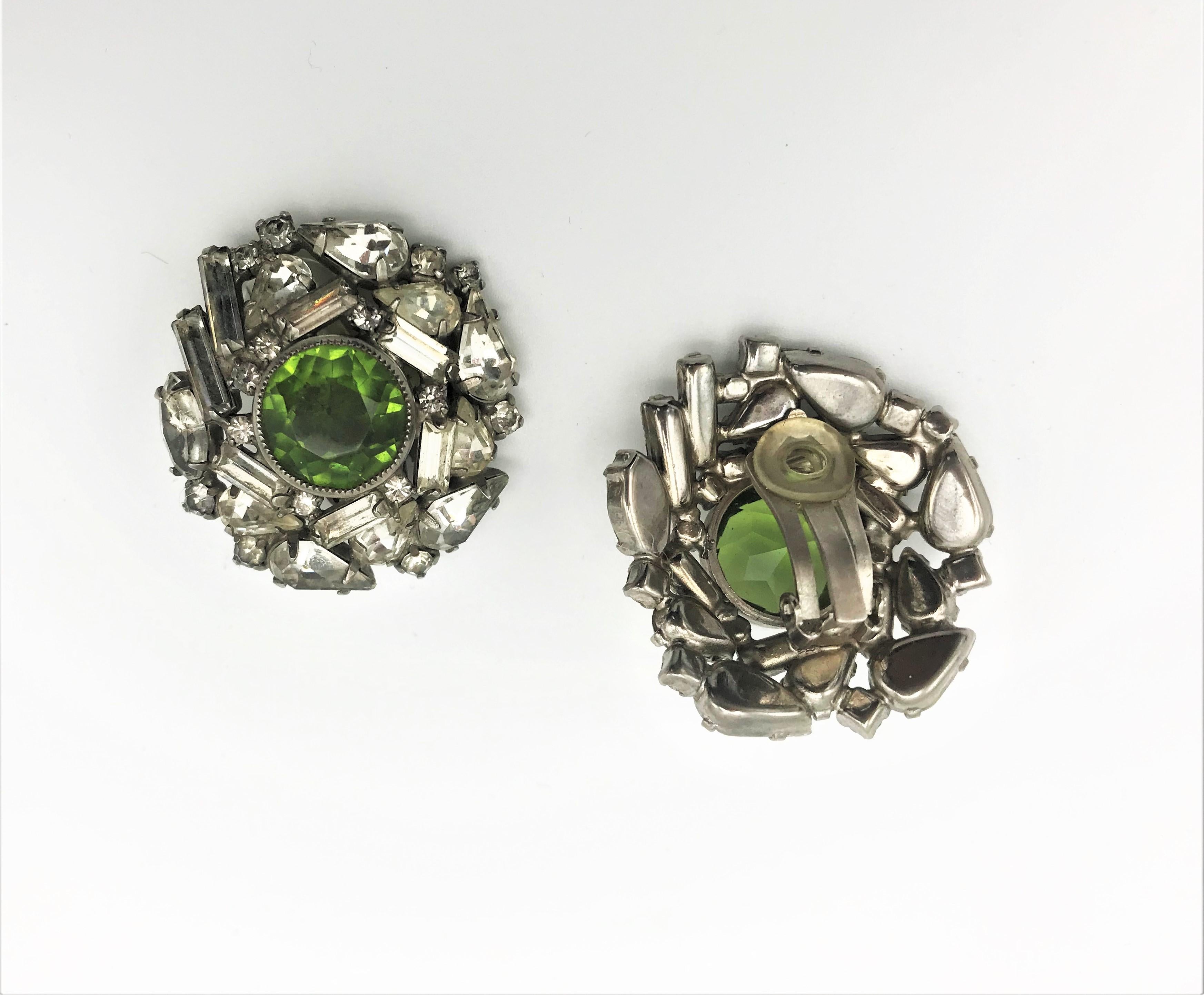 Vintage ear clip with clear rhinestones + green rhinestones 1940s In Good Condition For Sale In Stuttgart, DE