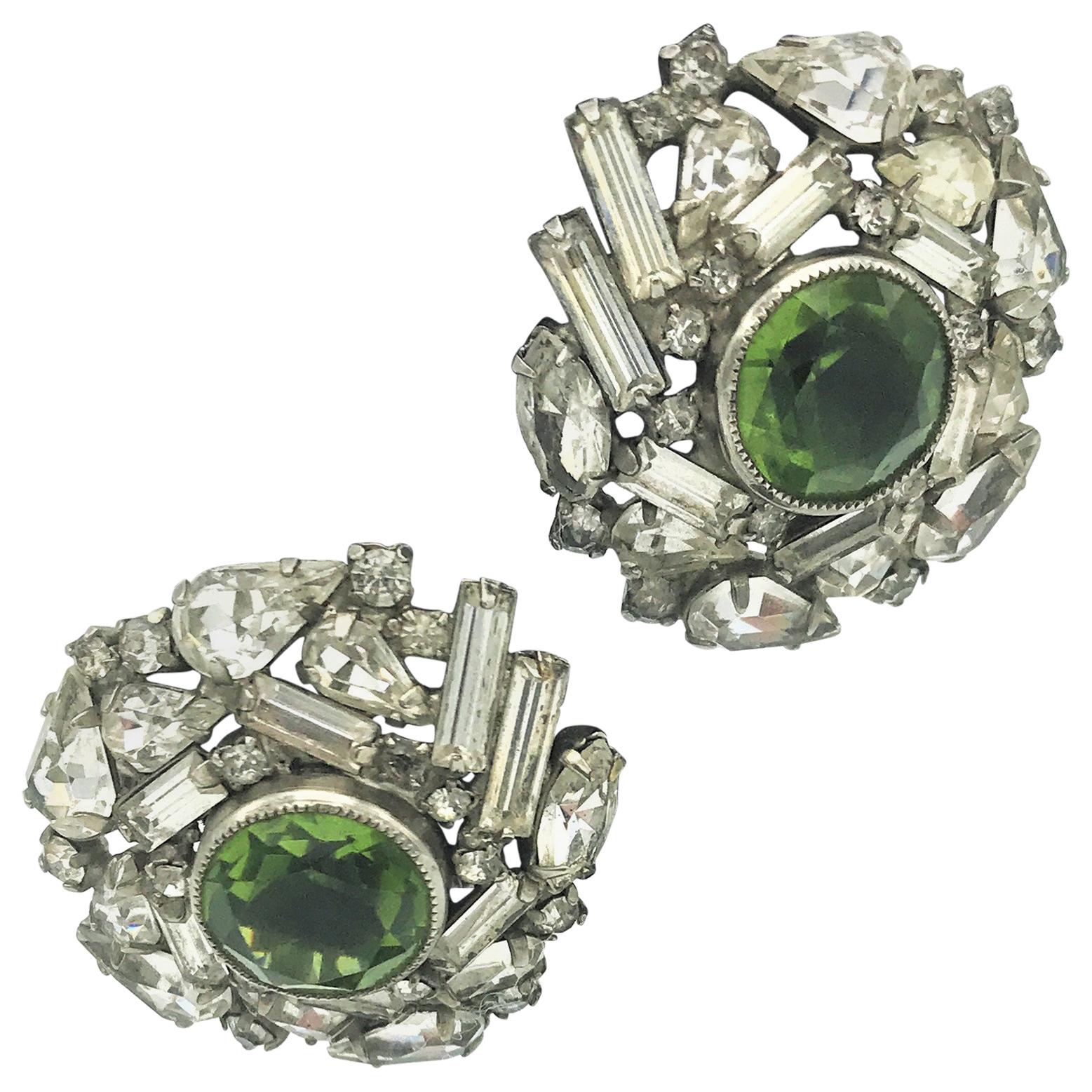 Clip de oreja vintage con brillantes transparentes + brillantes verdes años 40 en venta
