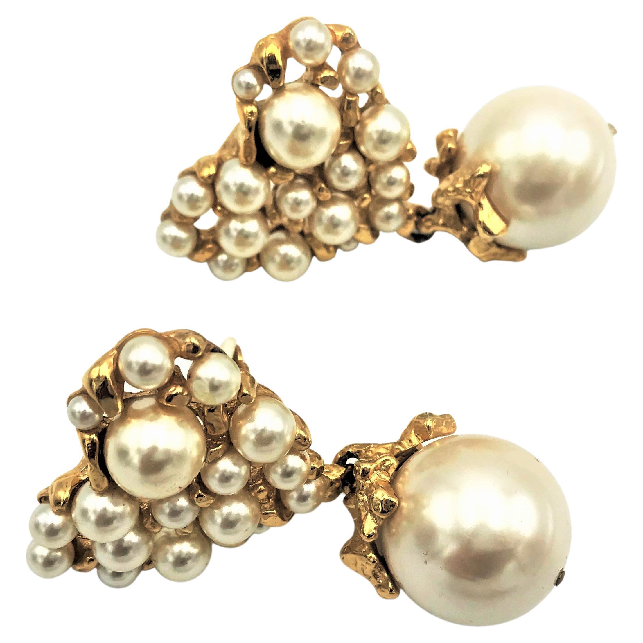 A fantastic ear clip from Laroche Paris around the 1990s.
The upper part in the shape of a large heart, filled with false pearls of different sizes, from which a large decorative false pearl hangs.
Measurement: The full length of the ear clip 7 cm,