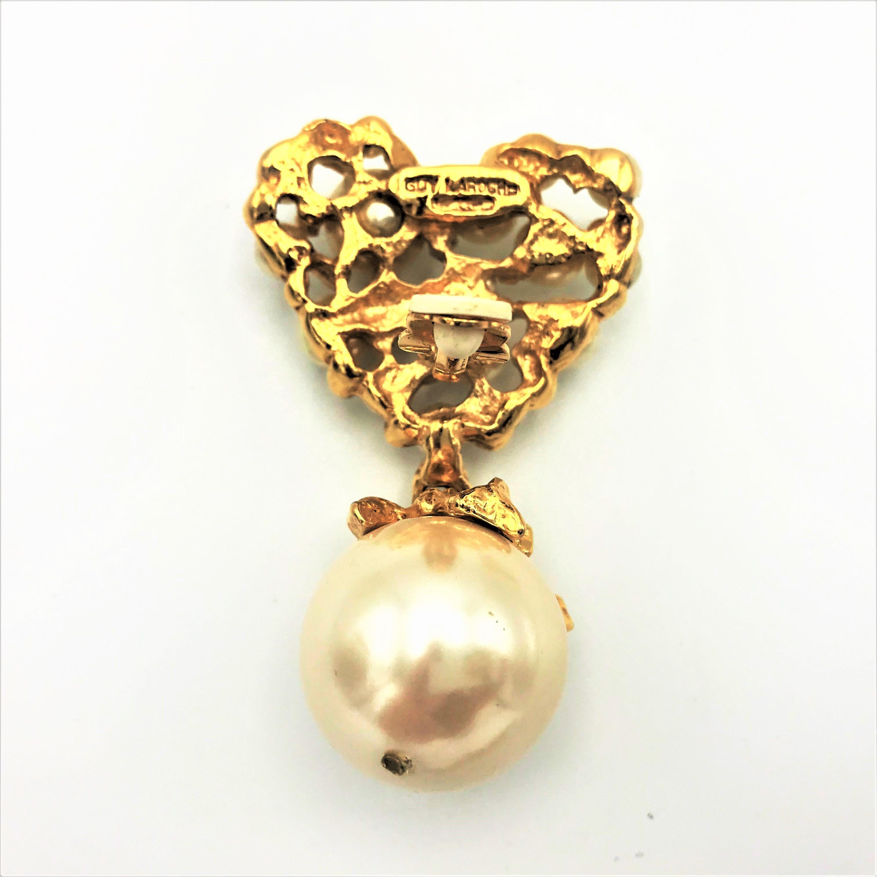 Heart clip on earring with many faux pearls, signed Guy Laroche Paris 1990s In Excellent Condition In Stuttgart, DE