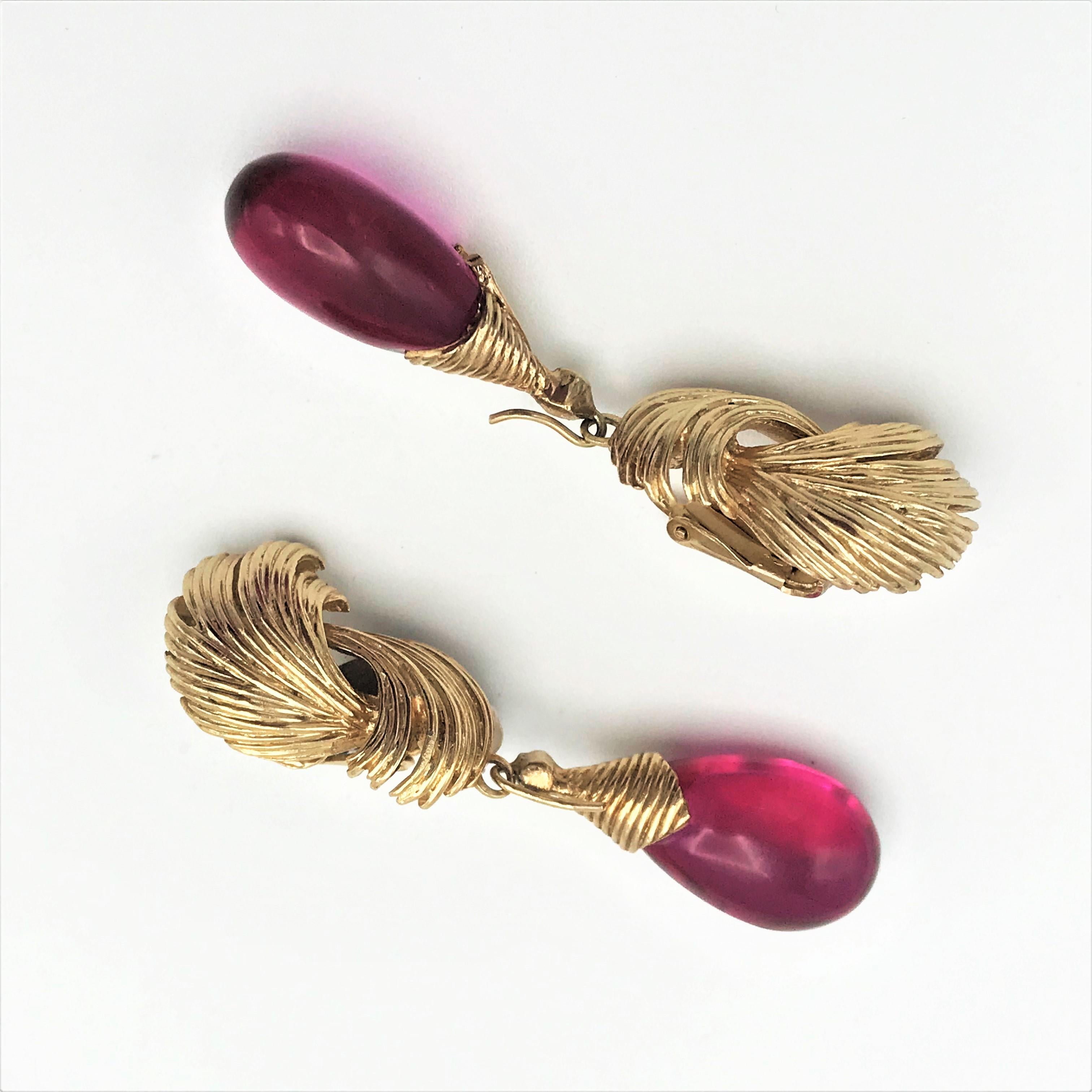 Ear clips with detachable red tropics. Wearable only the upper golden part or with the movable red glass drop.
Measurement: Full length 5 cm/1,96