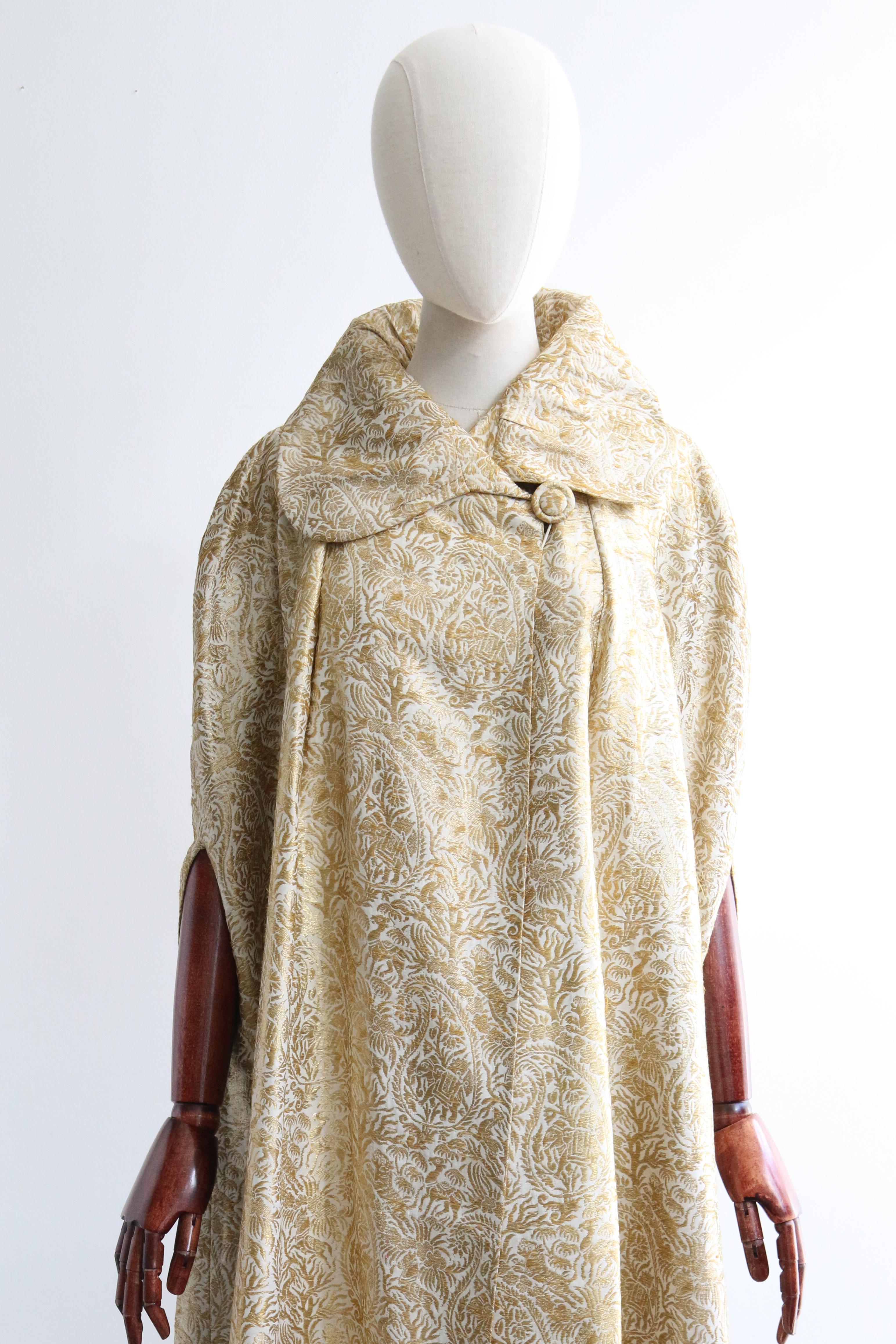 Vintage Early 1930's Silk Gold Lamé Cape In Good Condition In Cheltenham, GB