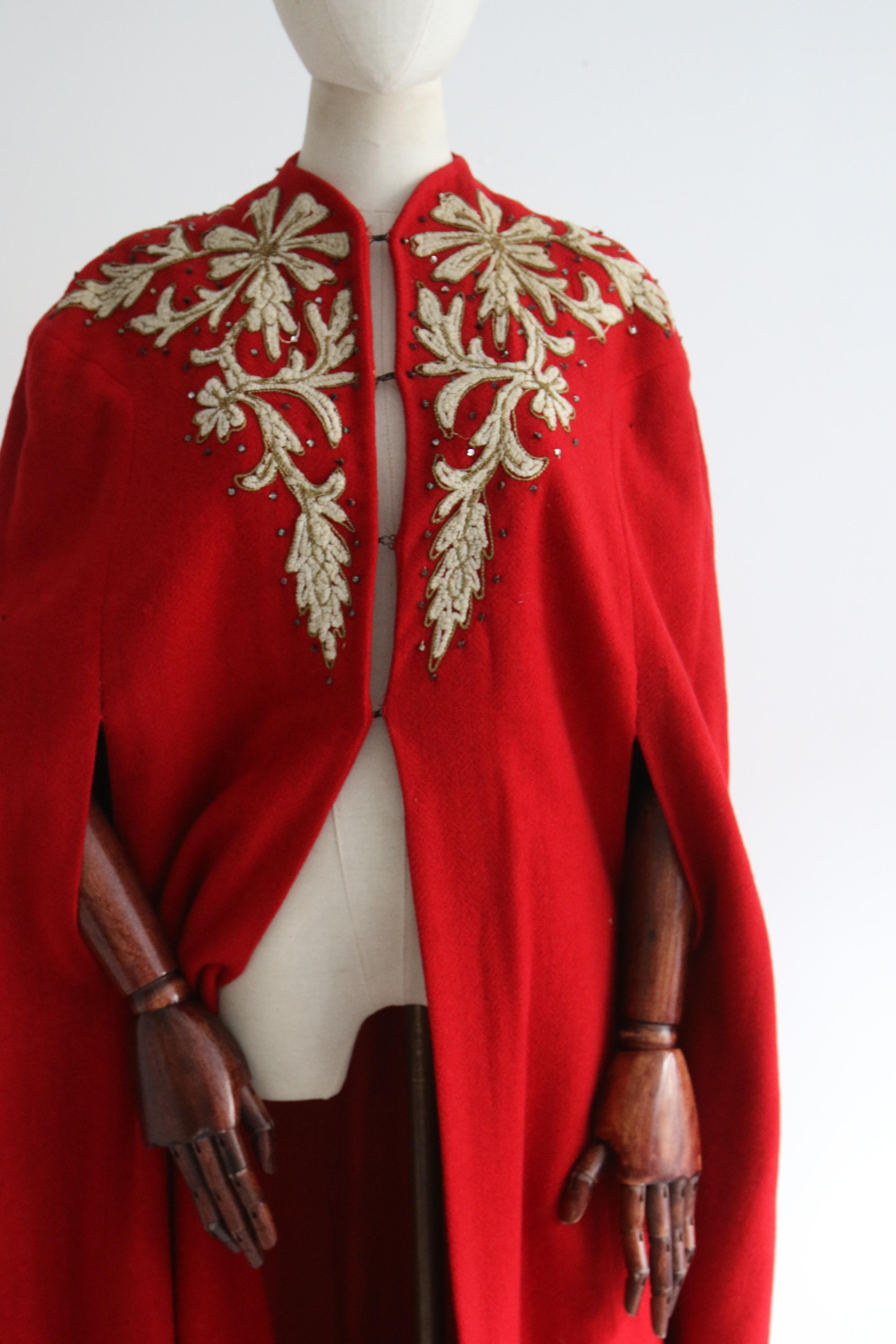 Vintage Early 1940's Red Wool Embroidered Cape UK 10-16 US 6-12 In Good Condition For Sale In Cheltenham, GB