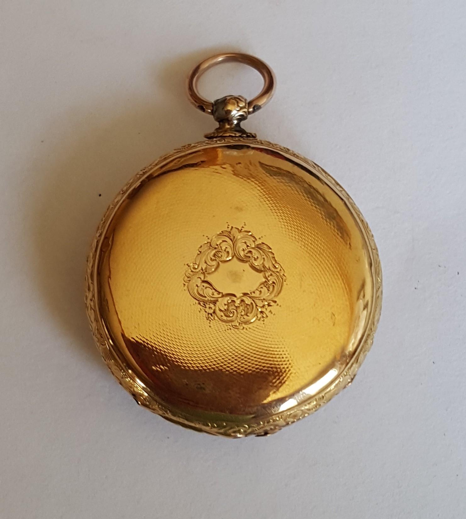 18kt Gelbgold Vintage frühen 19. Jahrhundert Gold Taschenuhr. Key Wind und es funktioniert! 40mm Fall, Guilloche Gesicht, mit einem Bild von einem Schloss mit einer Brücke über Wasser akzentuiert. Römische Ziffern, sehr guter Zustand, kleine Dellen