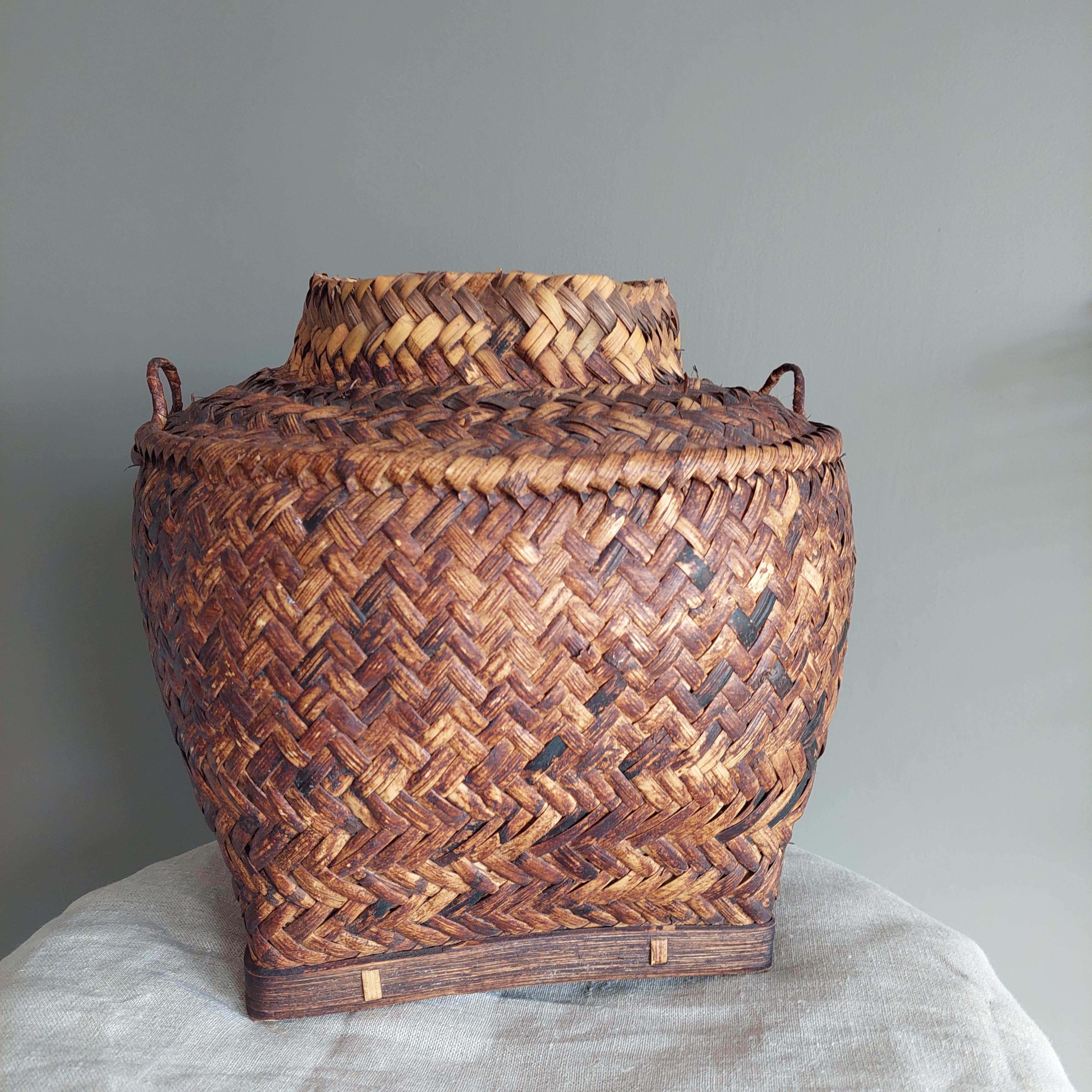 Vintage Early 20th Century Asian Woven Rattan Basket With Lid For Sale 5