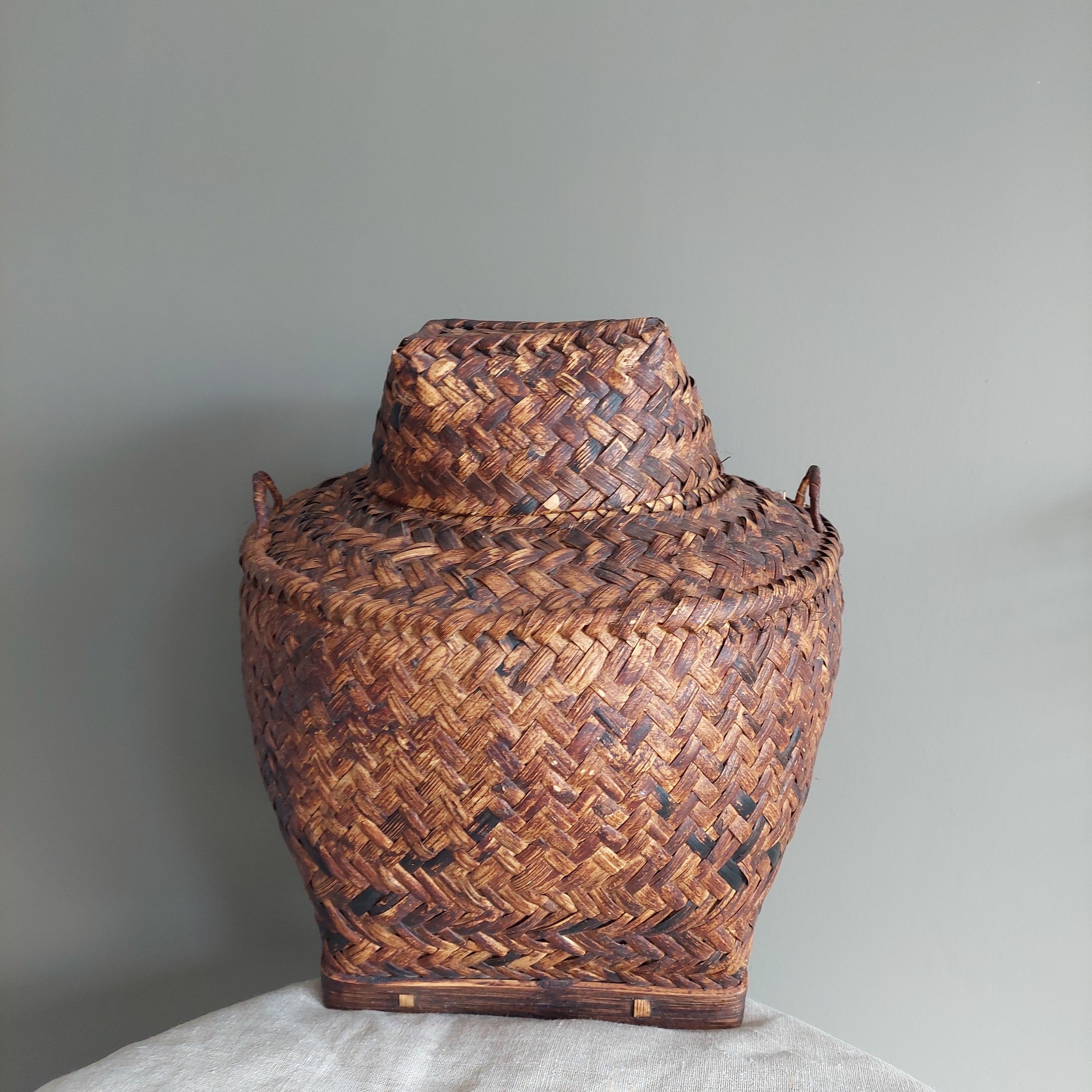 Asiatique Vintage Early 20th Century Asian Woven Rattan Basket With Lid (Panier asiatique en rotin tressé avec couvercle) en vente