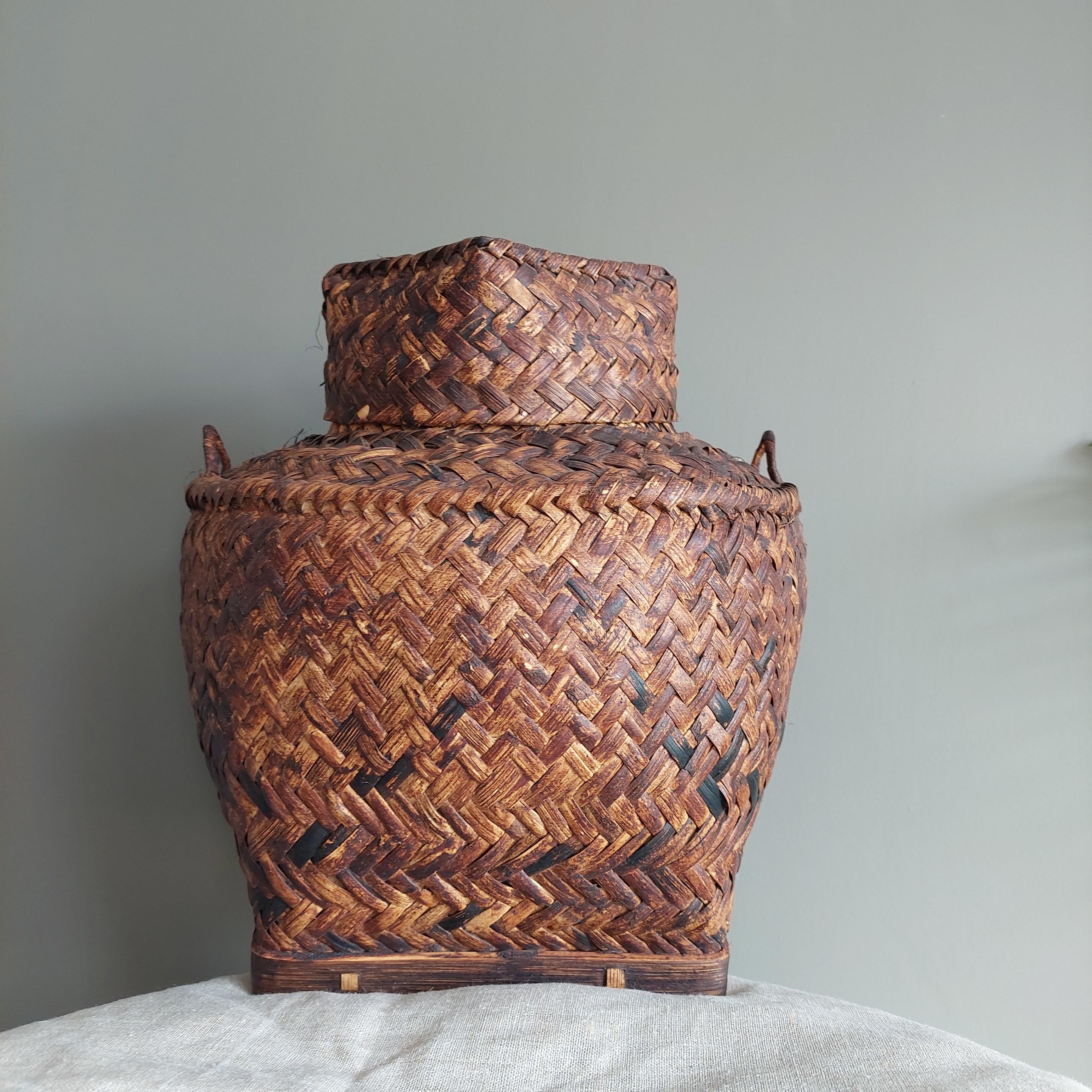 Fait main Vintage Early 20th Century Asian Woven Rattan Basket With Lid (Panier asiatique en rotin tressé avec couvercle) en vente