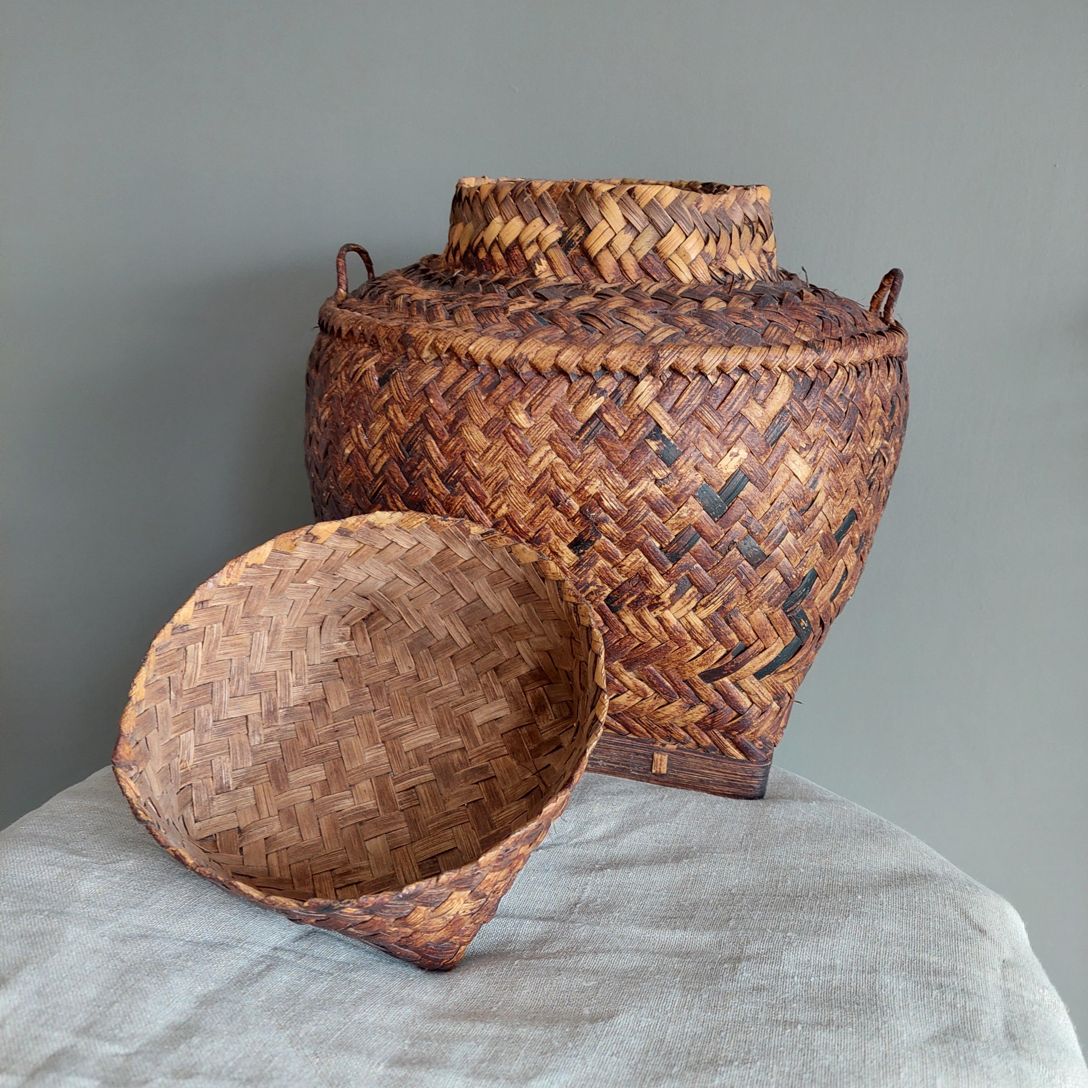Vintage Early 20th Century Asian Woven Rattan Basket With Lid For Sale 1