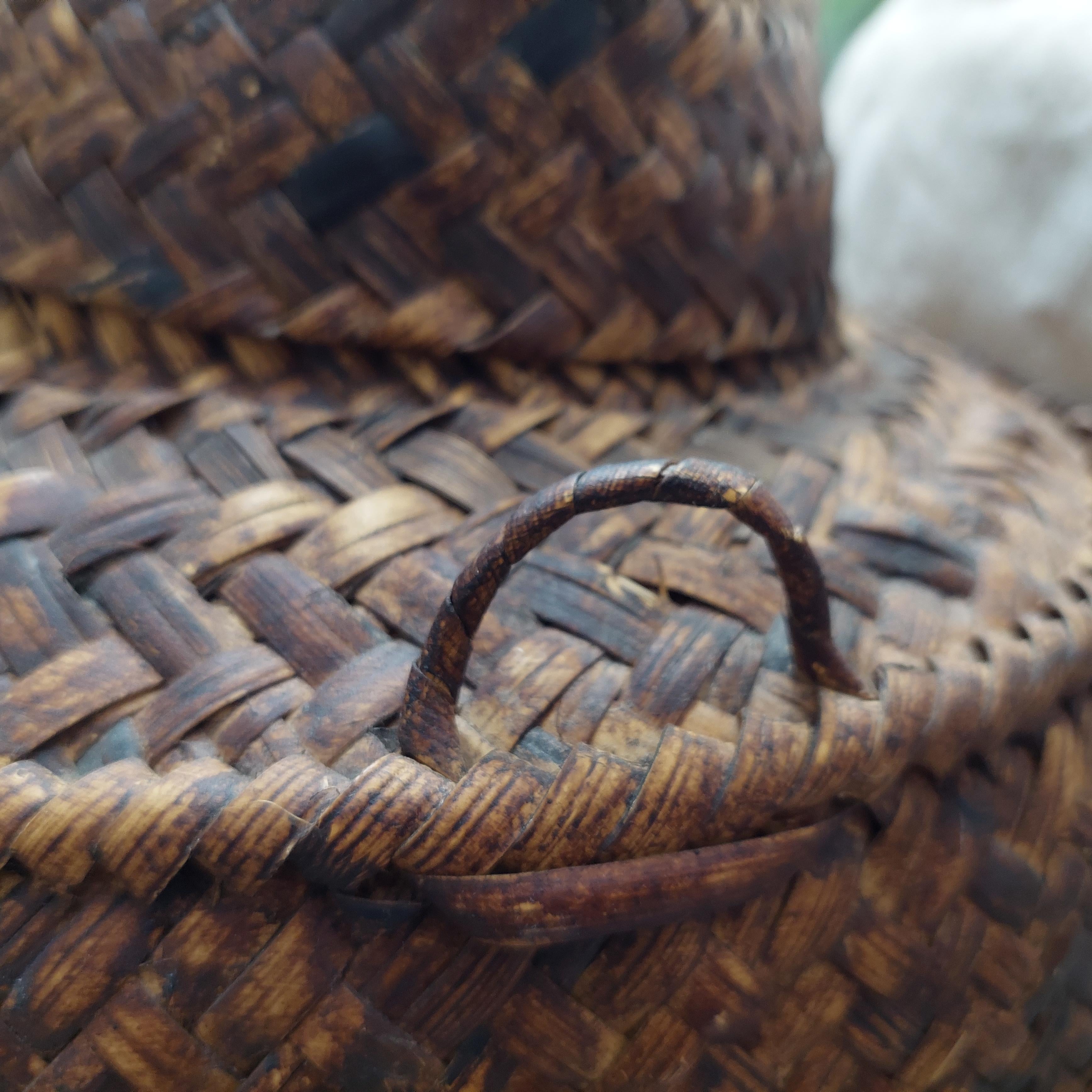 Vintage Early 20th Century Asian Woven Rattan Basket With Lid (Panier asiatique en rotin tressé avec couvercle) en vente 1