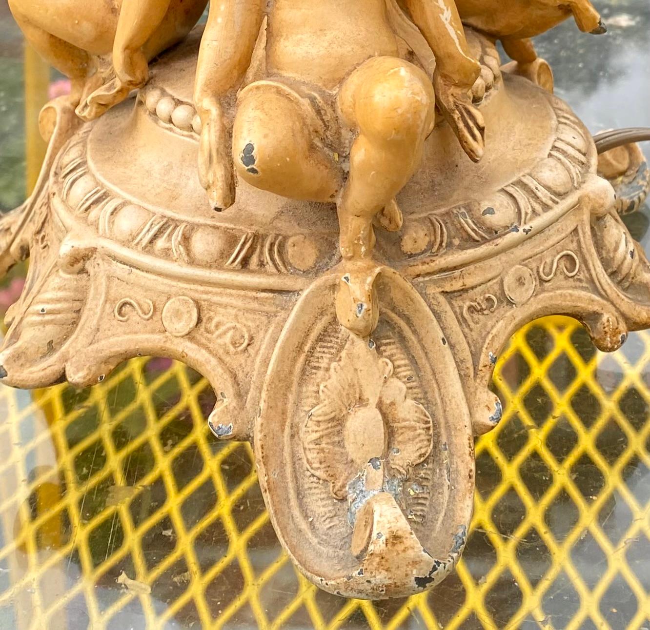 Lampada a cherubini d'epoca dei primi del Novecento con paralume a cherubini dipinto a mano in vendita 3