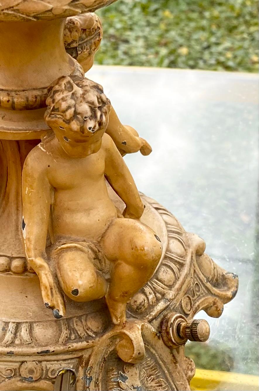 Lampada a cherubini d'epoca dei primi del Novecento con paralume a cherubini dipinto a mano in vendita 4