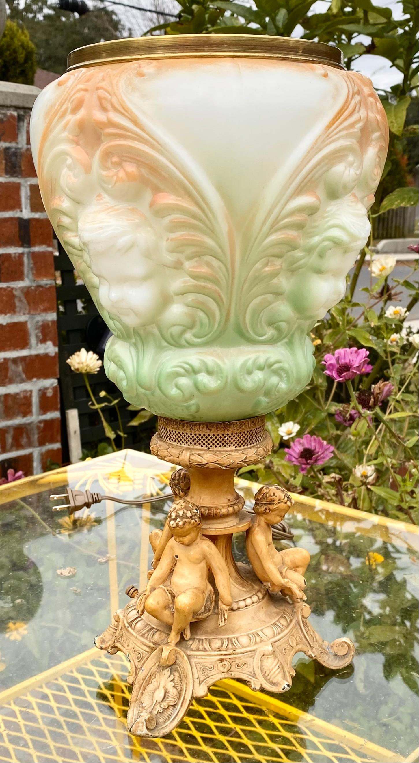 Lampada a cherubini d'epoca dei primi del Novecento con paralume a cherubini dipinto a mano in vendita 5