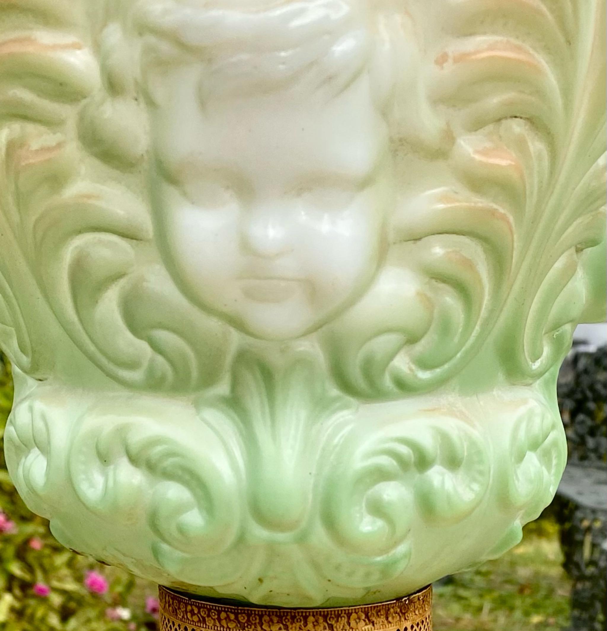 Lampada a cherubini d'epoca dei primi del Novecento con paralume a cherubini dipinto a mano in vendita 6