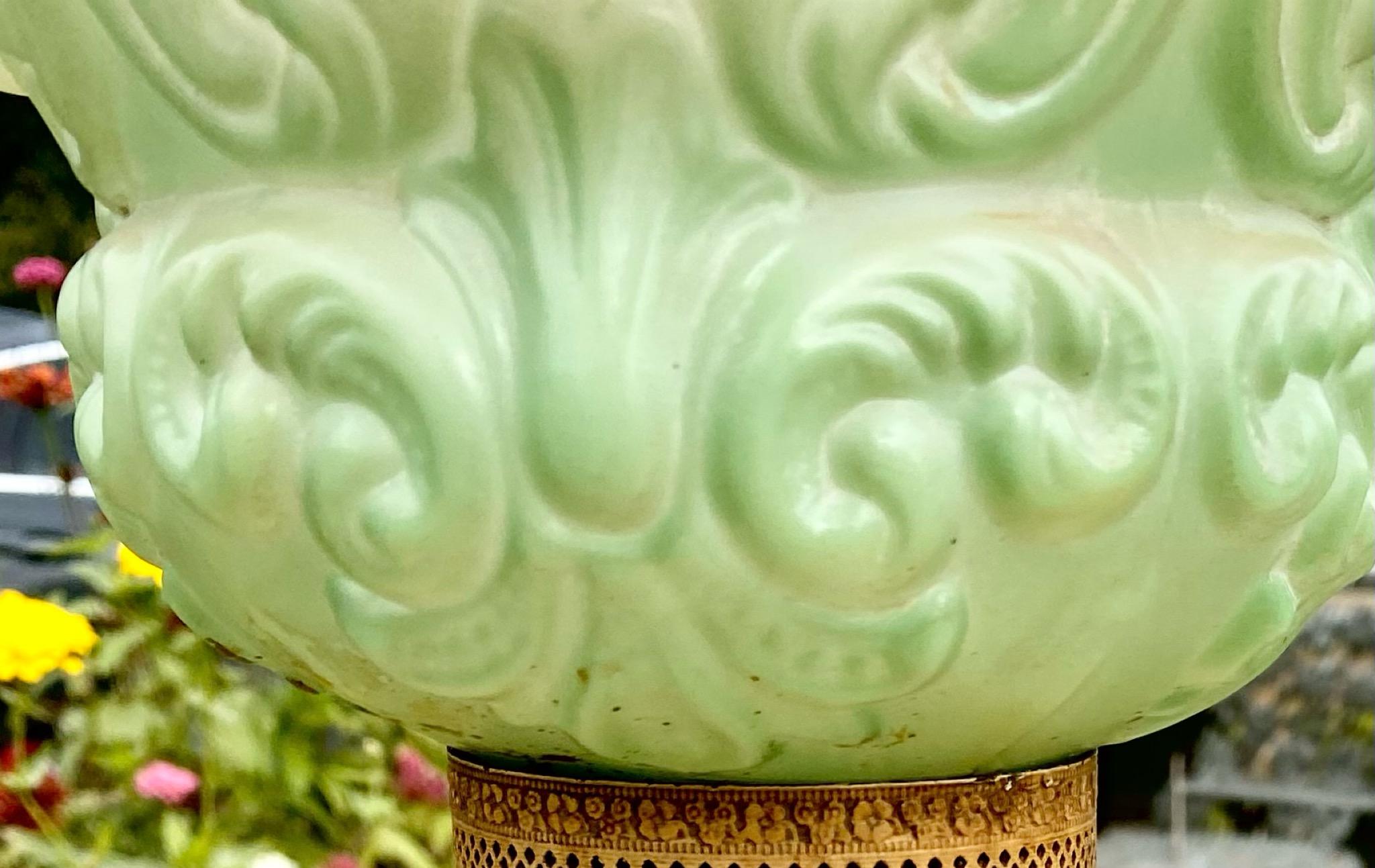 Lampada a cherubini d'epoca dei primi del Novecento con paralume a cherubini dipinto a mano in vendita 7