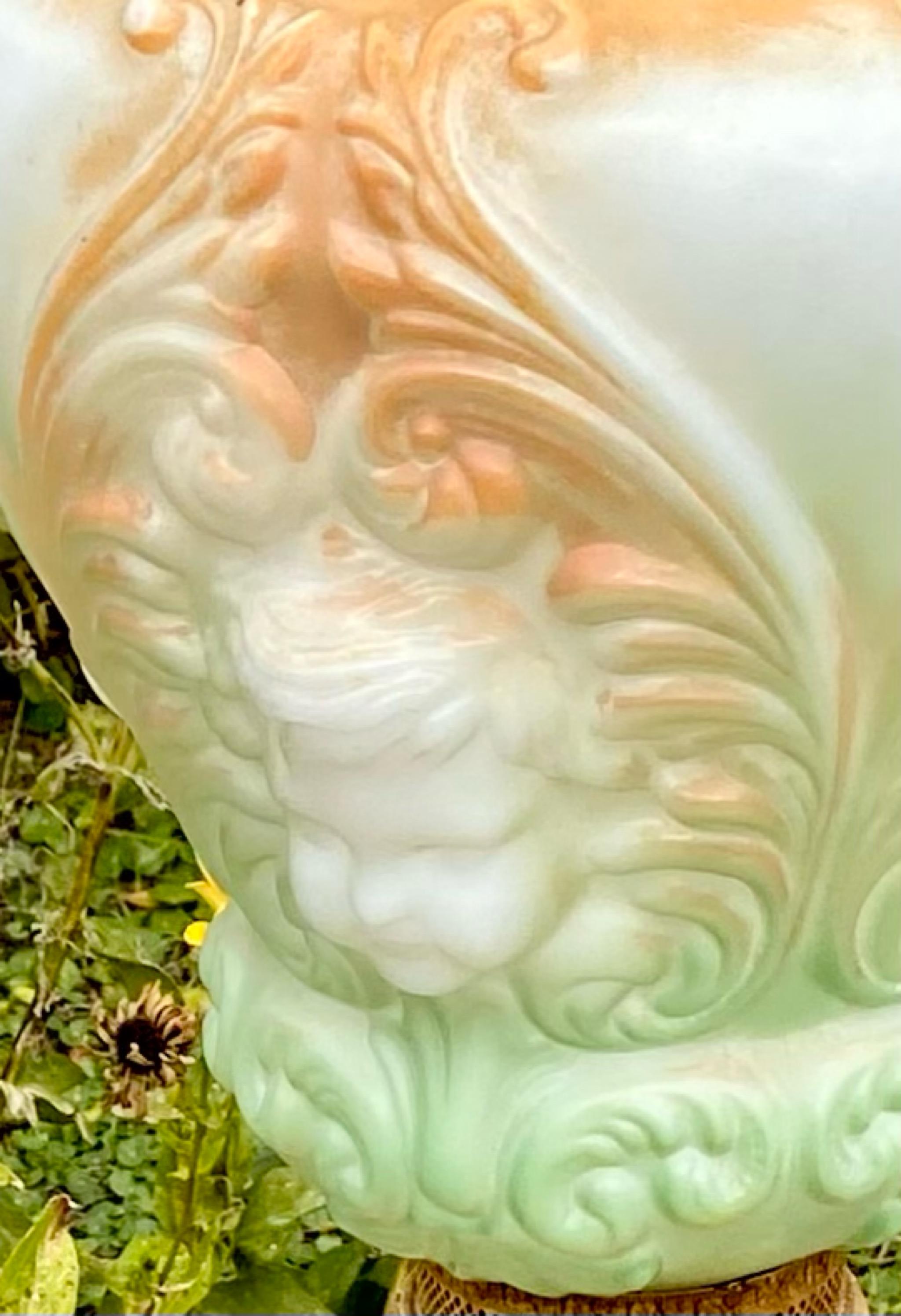 Lampada a cherubini d'epoca dei primi del Novecento con paralume a cherubini dipinto a mano in vendita 9