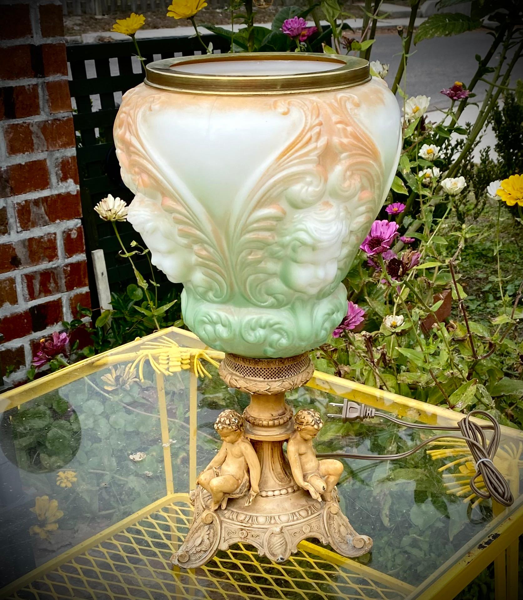 Lampada a cherubini d'epoca dei primi del Novecento con paralume a cherubini dipinto a mano in vendita 10