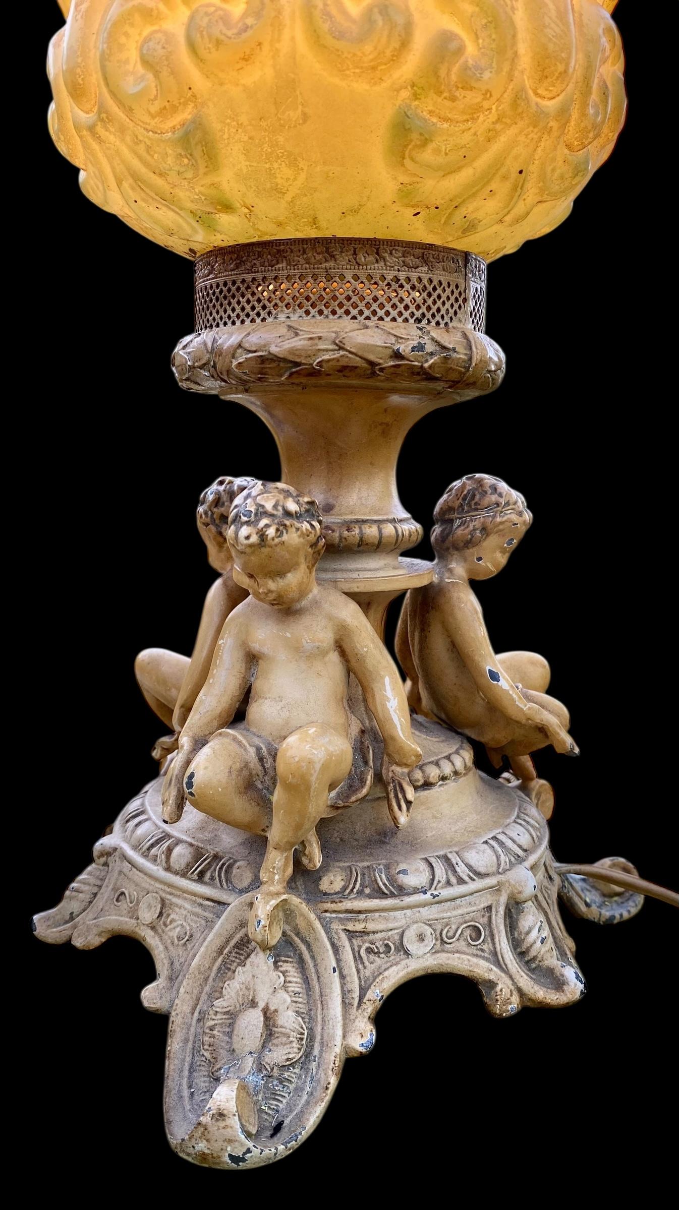 Fatto a mano Lampada a cherubini d'epoca dei primi del Novecento con paralume a cherubini dipinto a mano in vendita