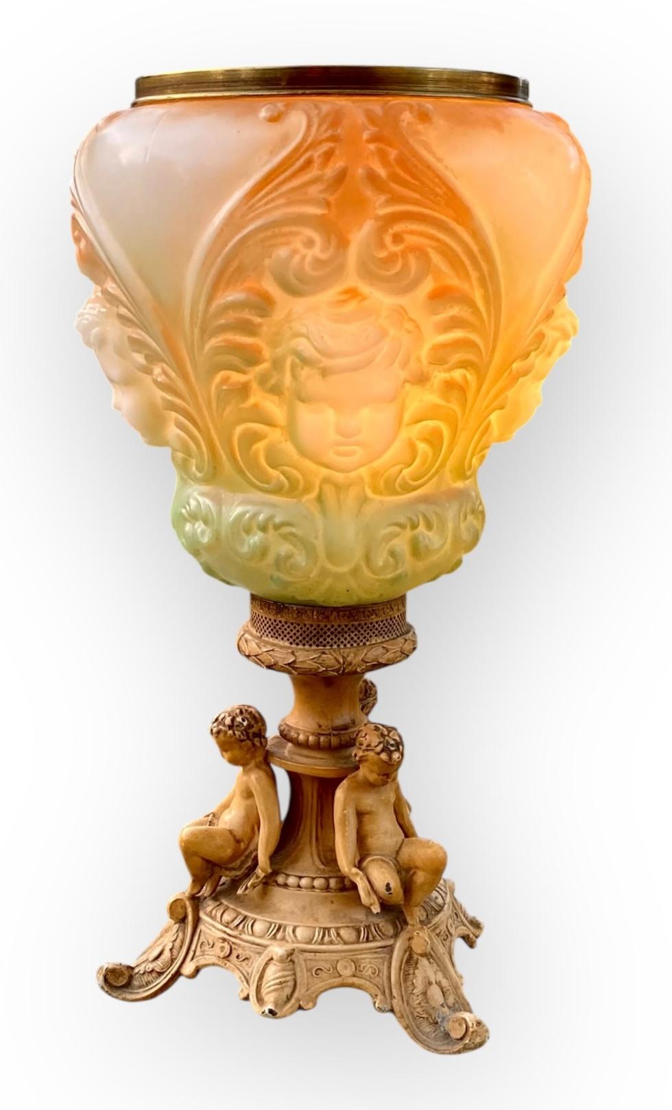 Lampada a cherubini d'epoca dei primi del Novecento con paralume a cherubini dipinto a mano In condizioni buone in vendita a New Orleans, LA