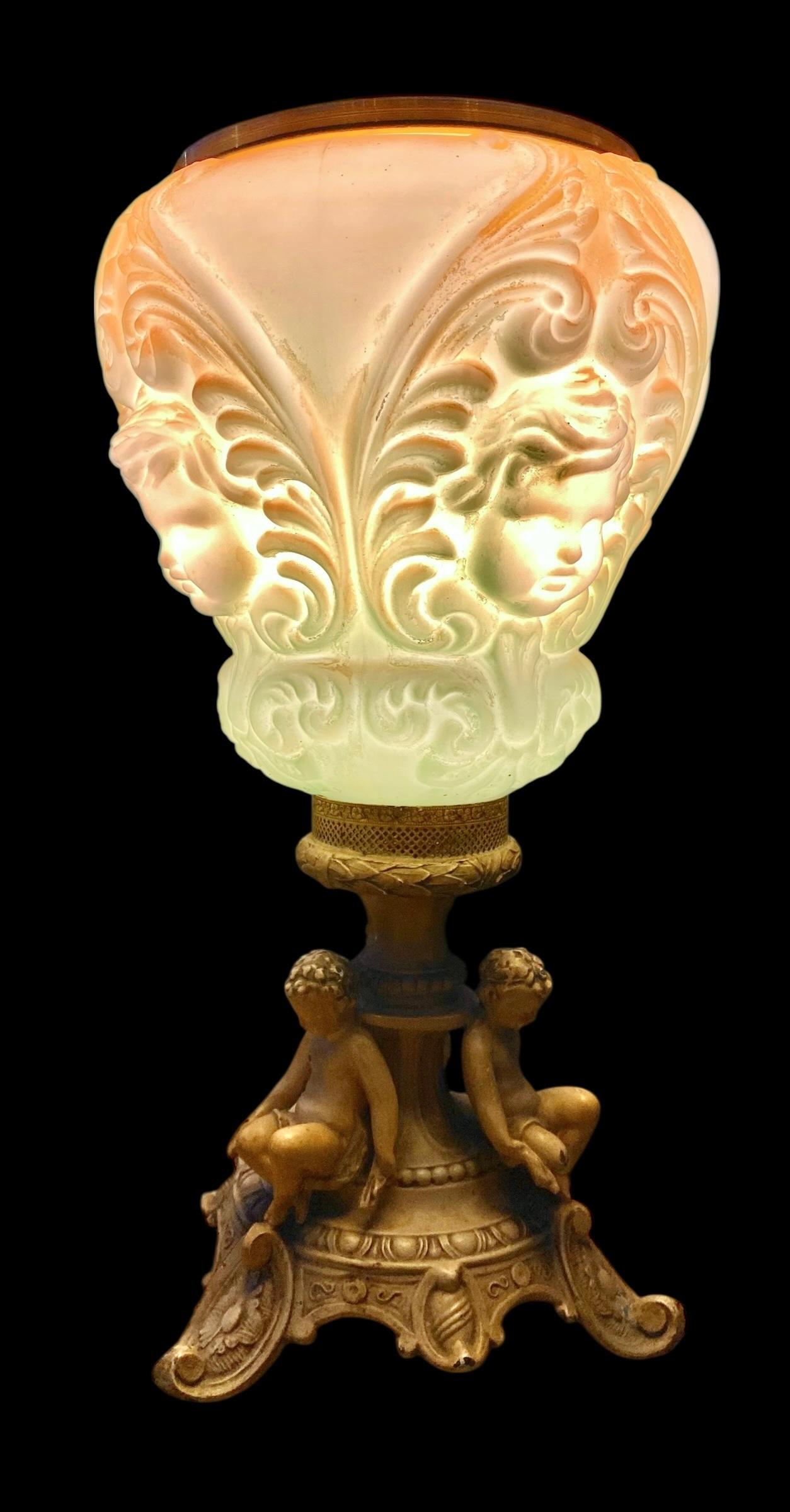 Metà XX secolo Lampada a cherubini d'epoca dei primi del Novecento con paralume a cherubini dipinto a mano in vendita