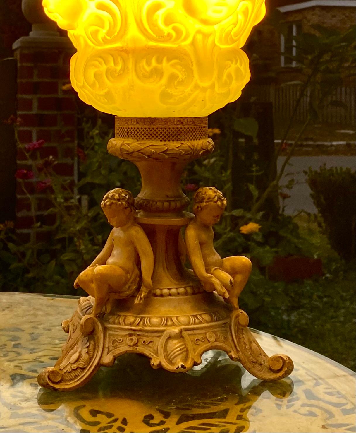 Zinco commerciale Lampada a cherubini d'epoca dei primi del Novecento con paralume a cherubini dipinto a mano in vendita