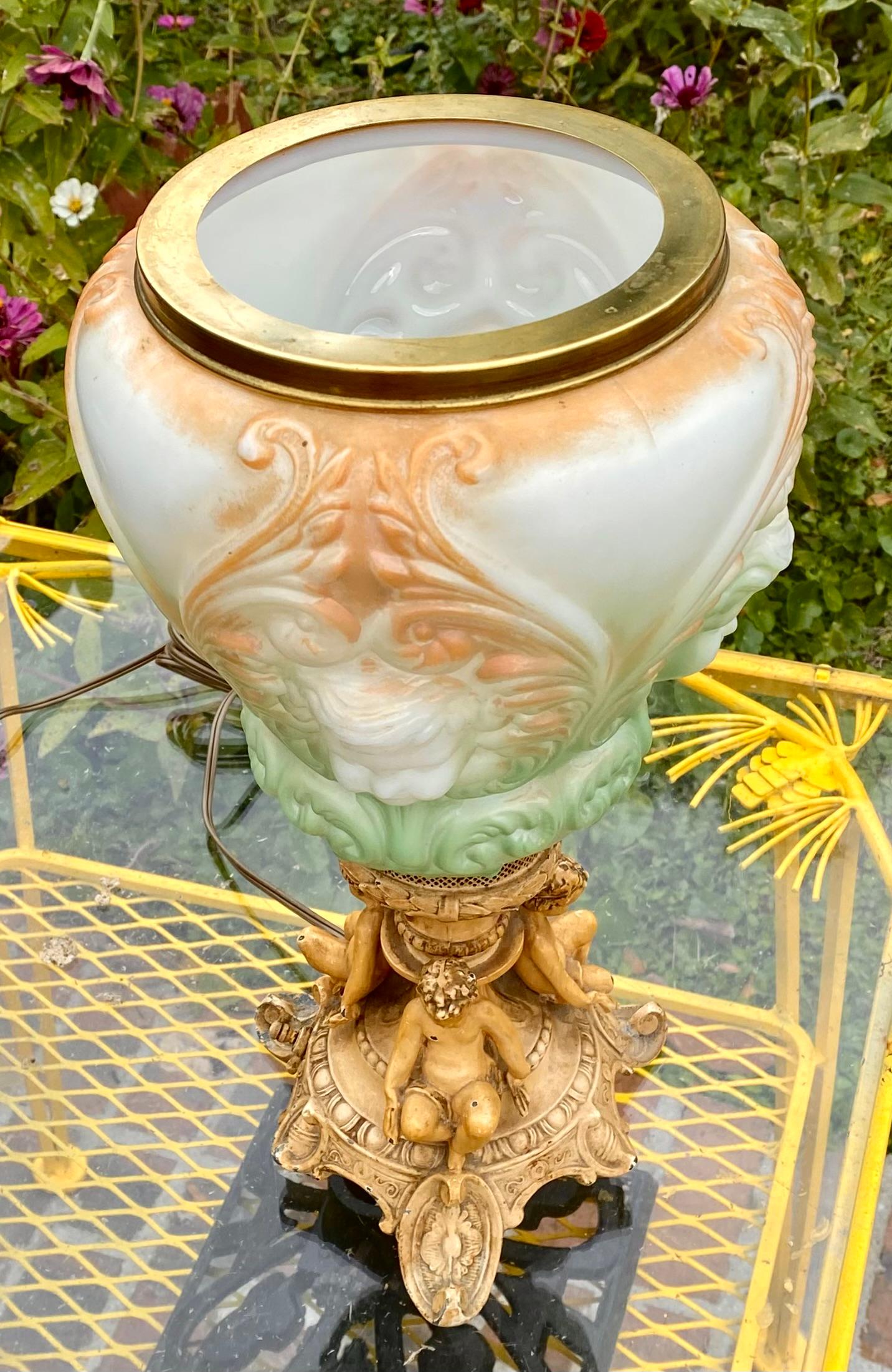 Lampada a cherubini d'epoca dei primi del Novecento con paralume a cherubini dipinto a mano in vendita 1