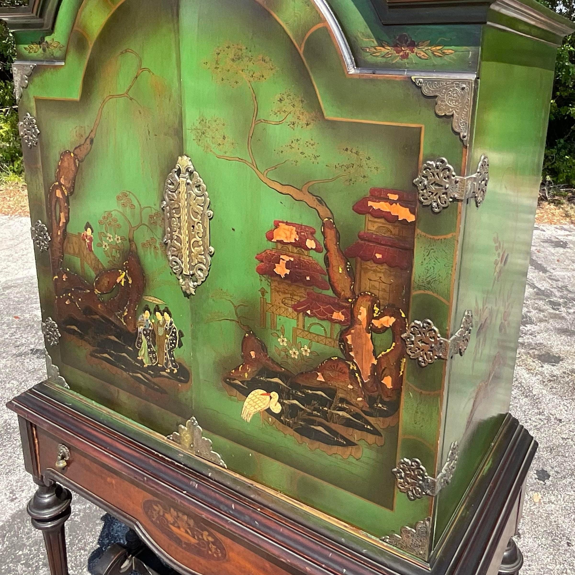 Scopri il fascino dei tempi passati con questo mobile vintage in stile giacobiano dei primi del Novecento. Questo pezzo, realizzato in America, combina l'eleganza storica con la praticità dell'archiviazione, perfetto per aggiungere un tocco di