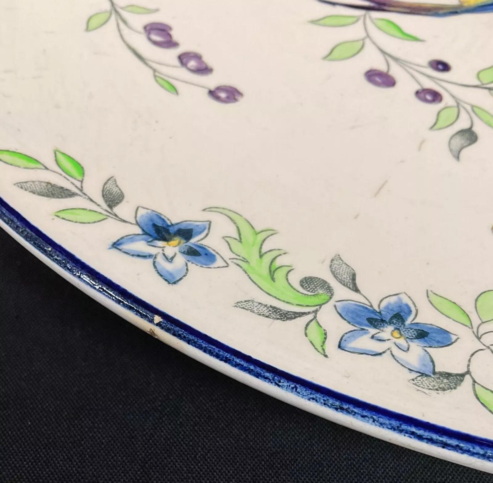 Añade un toque de elegancia vintage a tu colección con este plato redondo Cléry Longchamps de principios del siglo XX. Fabricada en duradera piedra de hierro, procede de Longchamps (Francia) y refleja una artesanía y una utilidad atemporales. Con