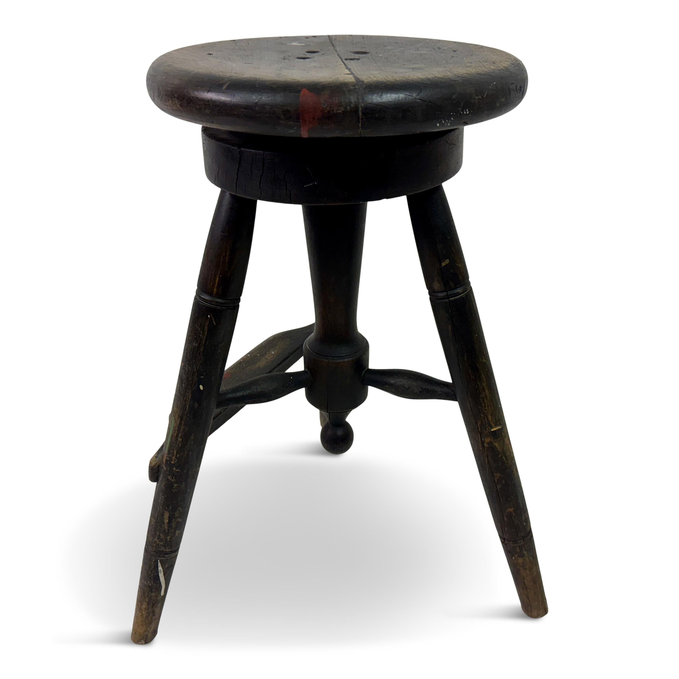 Sgabello girevole dei primi del Novecento

Questo antico sgabello girevole presenta un design funzionale e senza tempo, caratteristico dei primi anni del XX secolo. La sua seduta circolare è realizzata in legno tinto di scuro, caratterizzato da una