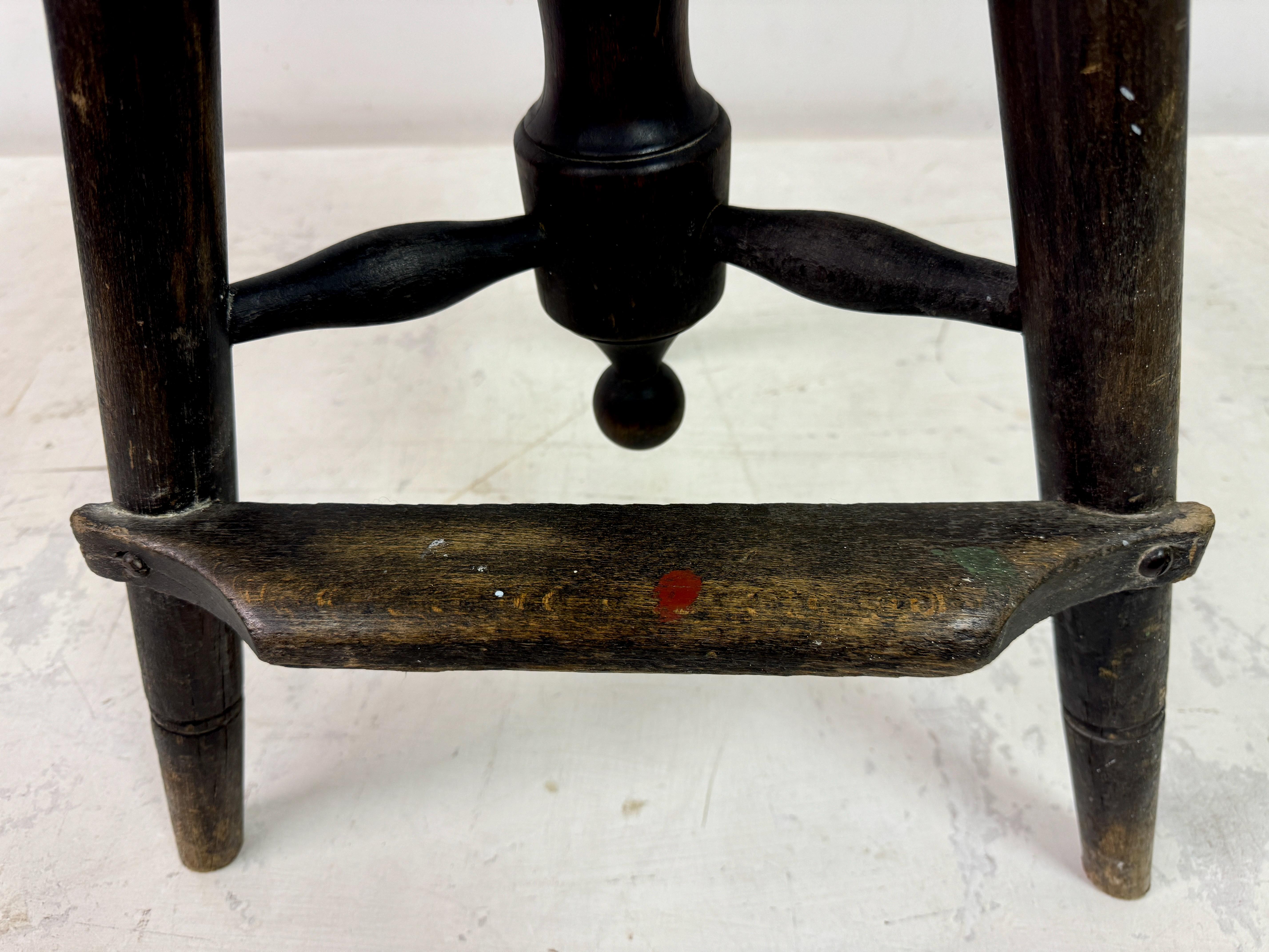 Sgabello girevole d'epoca dei primi del Novecento, supporto per scultori In condizioni discrete in vendita a London, London