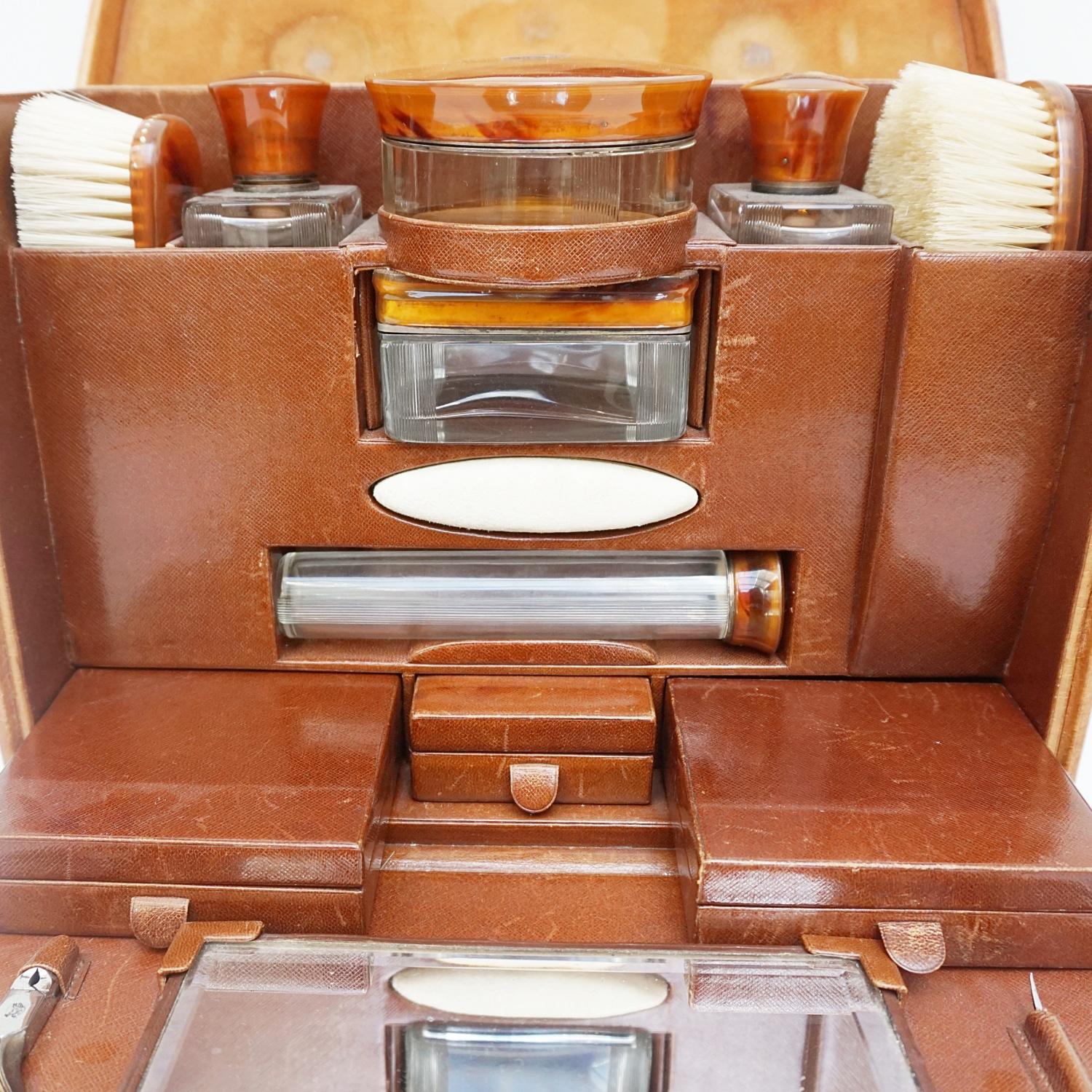 Vintage Early 20th Century Vanity Set in Original Leather Case For Sale 3