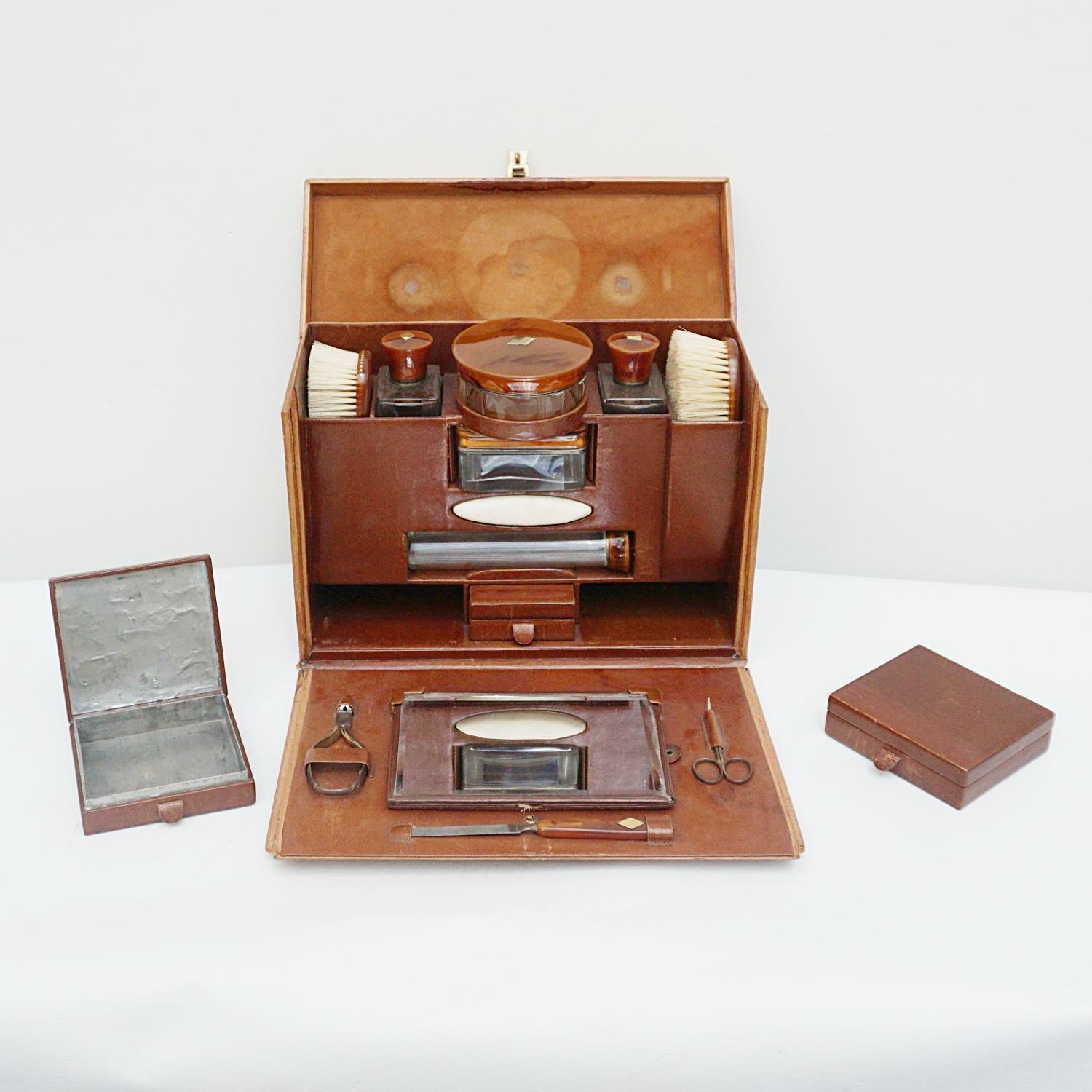 Vintage Early 20th Century Vanity Set in Original Leather Case For Sale 4