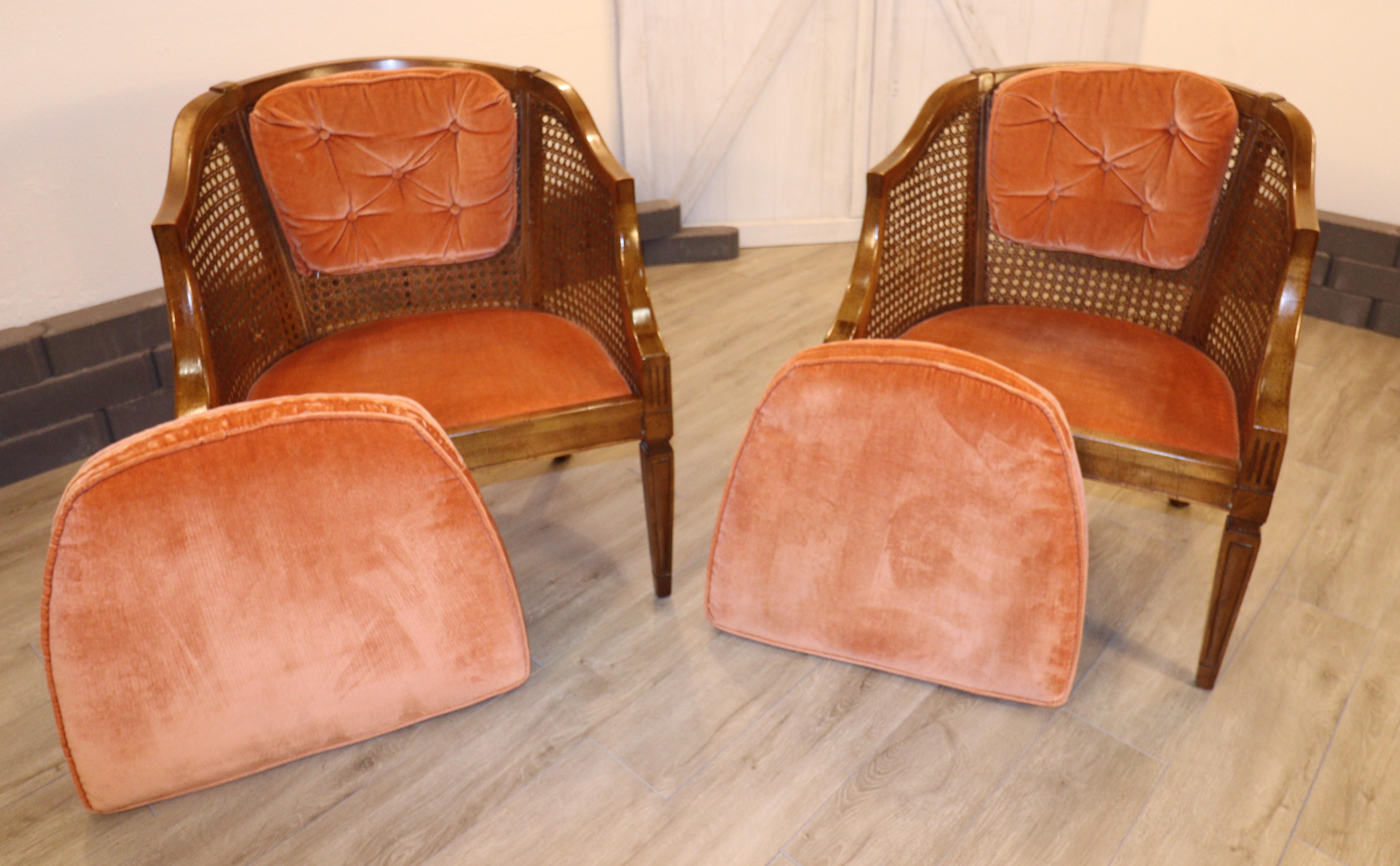 Trasforma il tuo spazio con l'eleganza senza tempo di queste sedie vintage con schienale in canna. Perfette per aggiungere un tocco di glamour a qualsiasi ambiente, queste sedie sono una splendida miscela di design classico e comfort di lusso.

Da