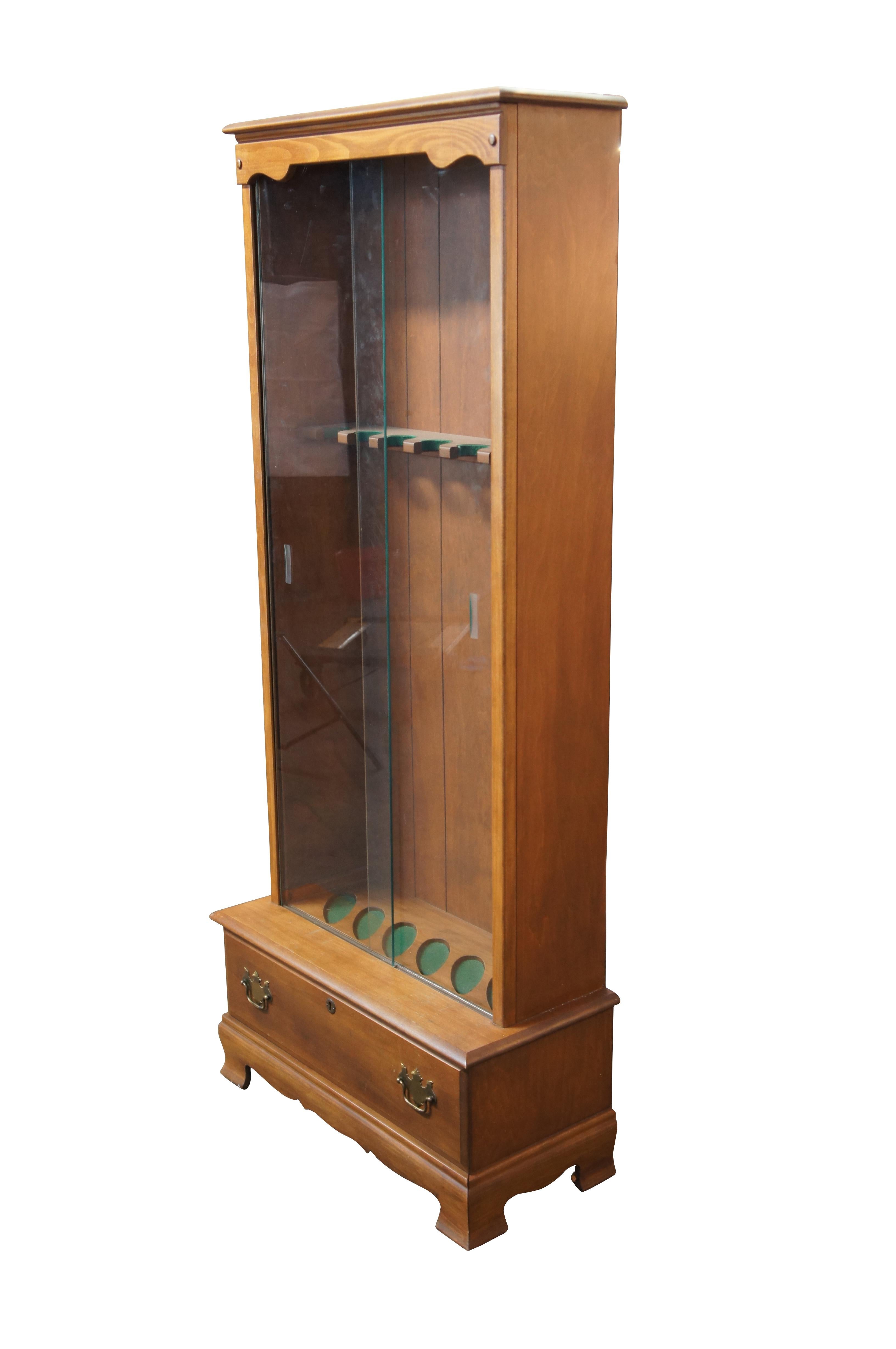 Vintage Early American Country Style Maple Glass Front Gun Rifle Display Cabinet In Good Condition In Dayton, OH