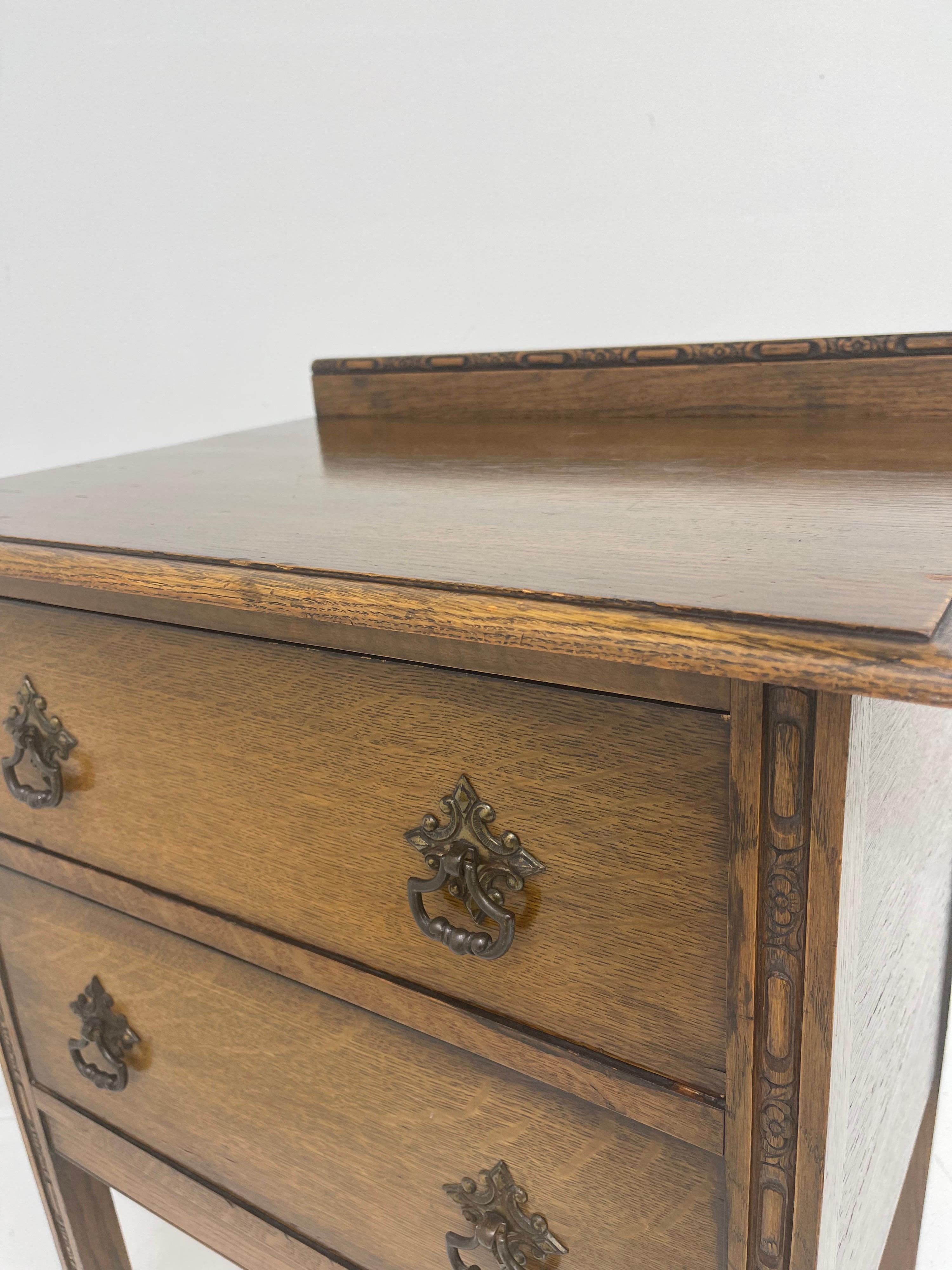 Chêne Table d'appoint ou table d'extrémité en chêne américain ancien avec tiroirs en vente