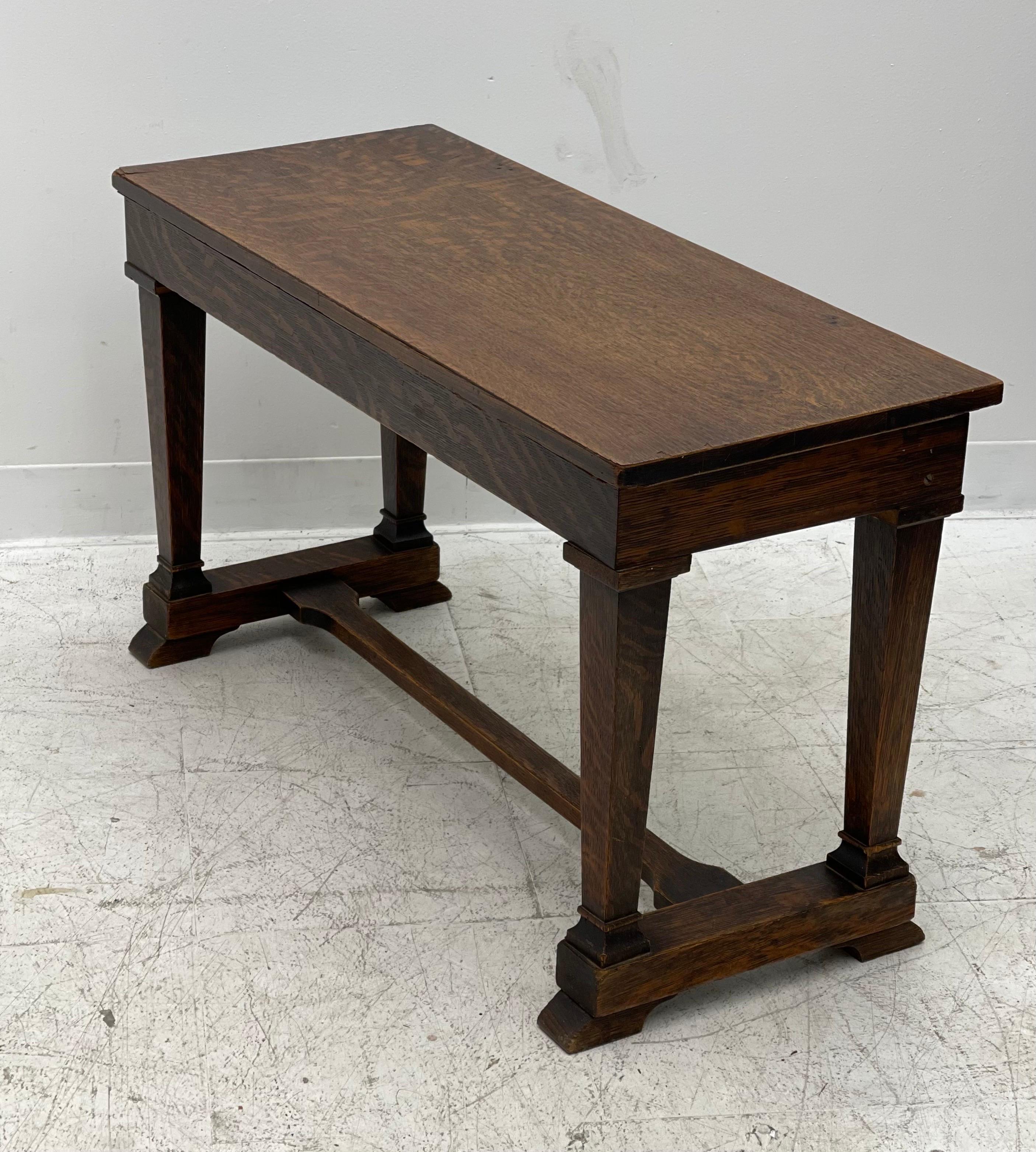 American Classical Vintage Early American Paine Bench with Storage with Figured Oak Wood For Sale