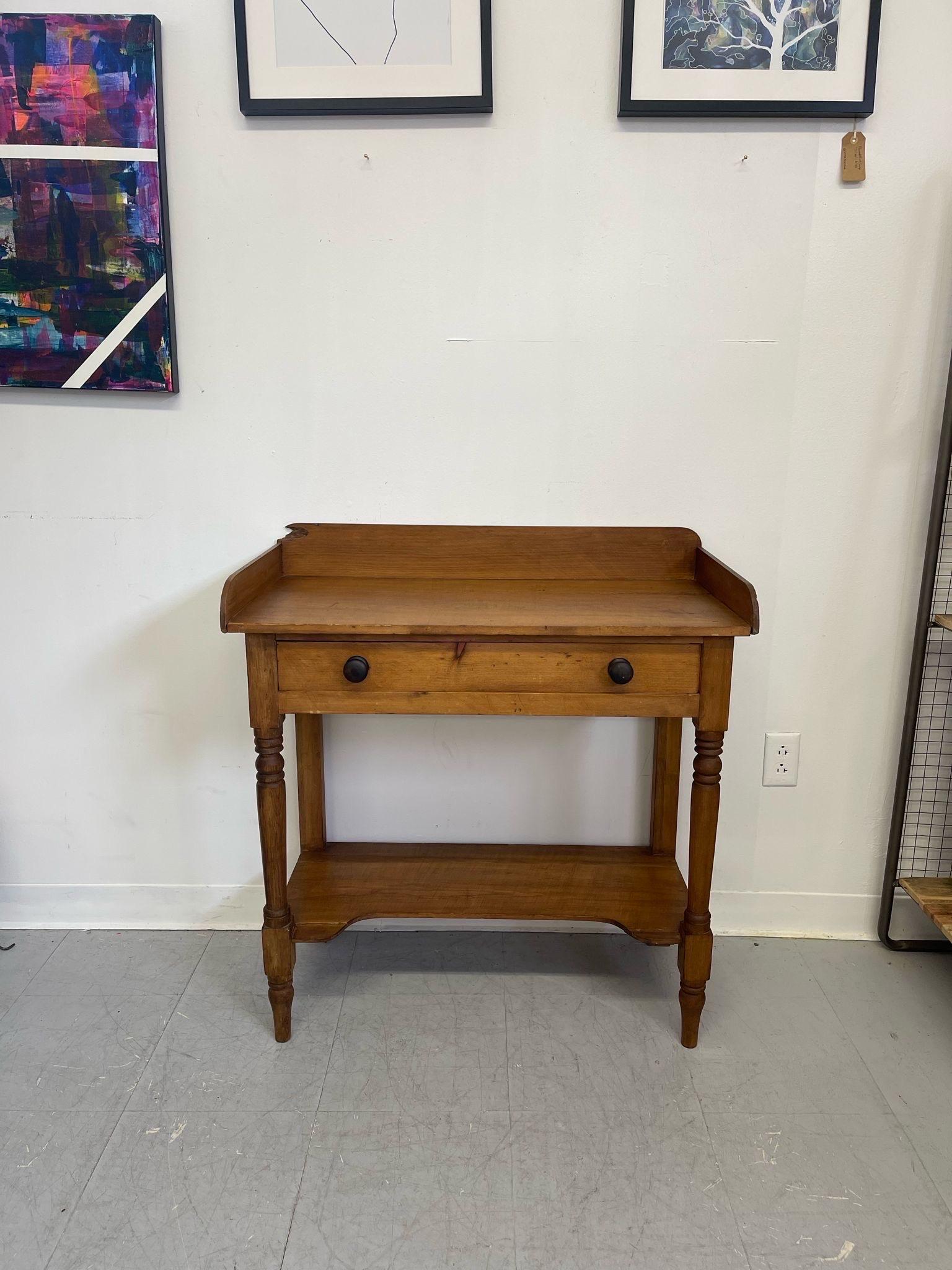 Vintage Early American Style Console Table Washstand In Good Condition For Sale In Seattle, WA