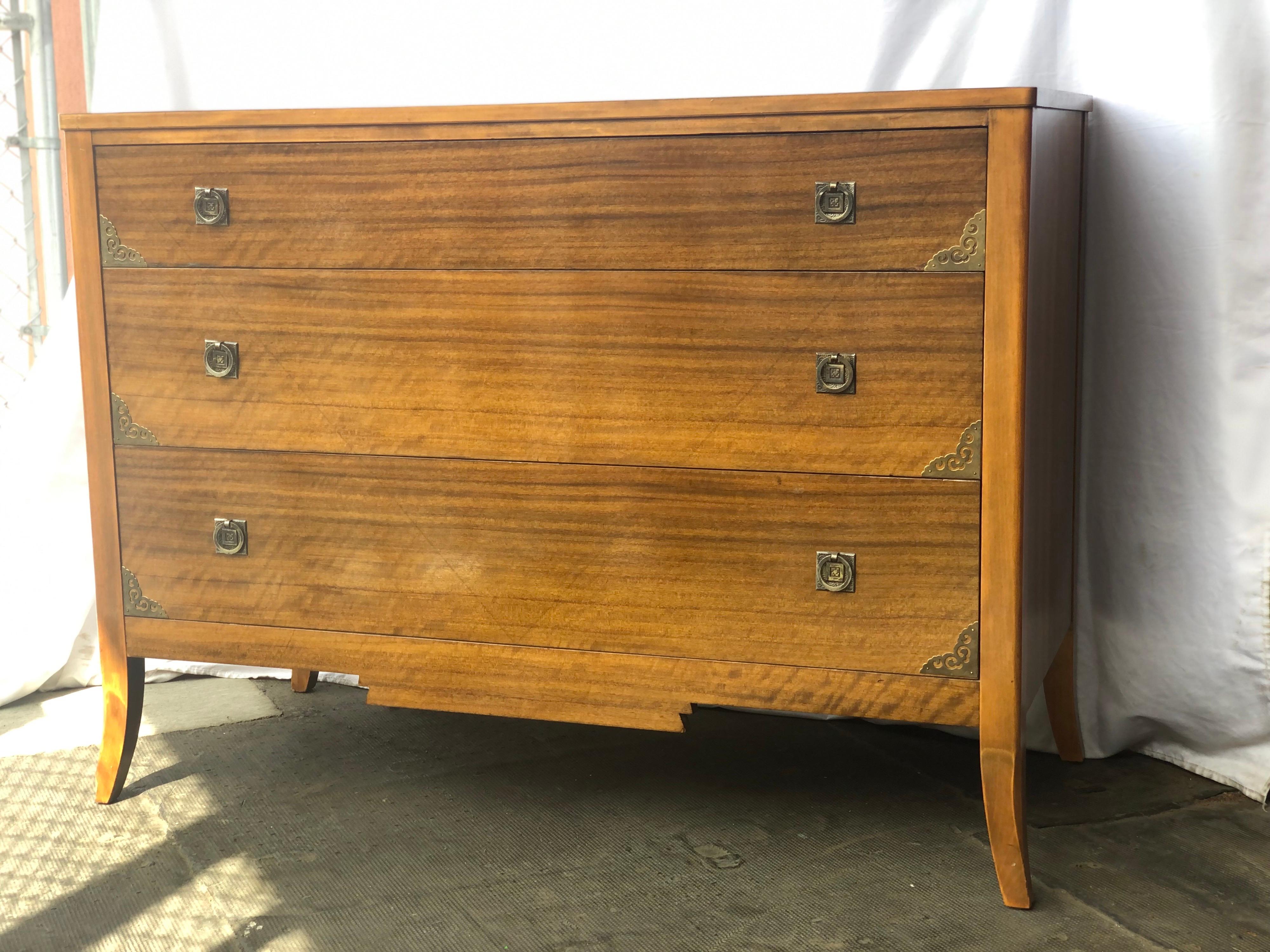 Vintage Early American Style Dresser with Brass Accent with Dovetailed Drawers In Good Condition In Seattle, WA