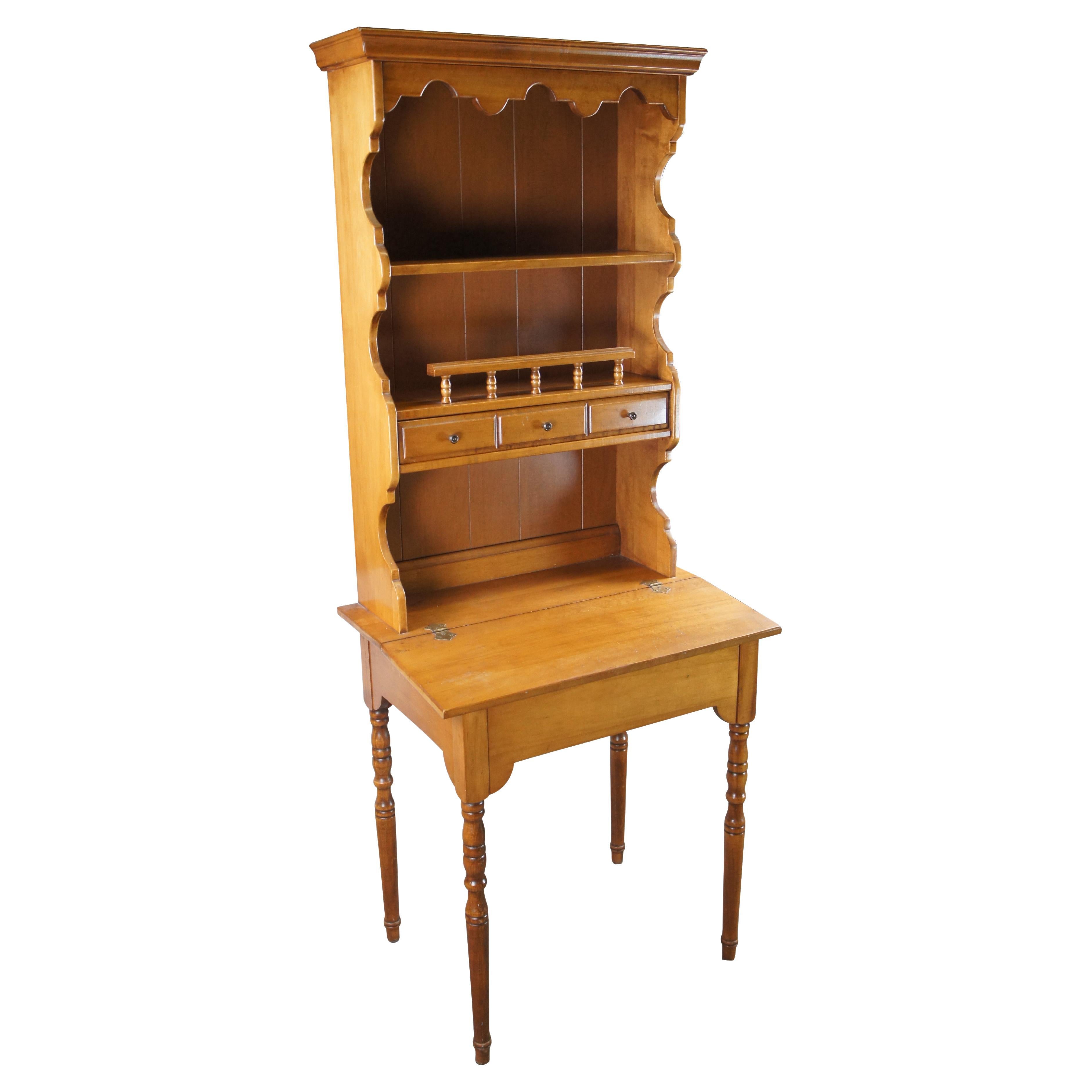 Vintage Early American Style Petite Maple Lift Top Secretary Desk 
Hutch 70" im Angebot