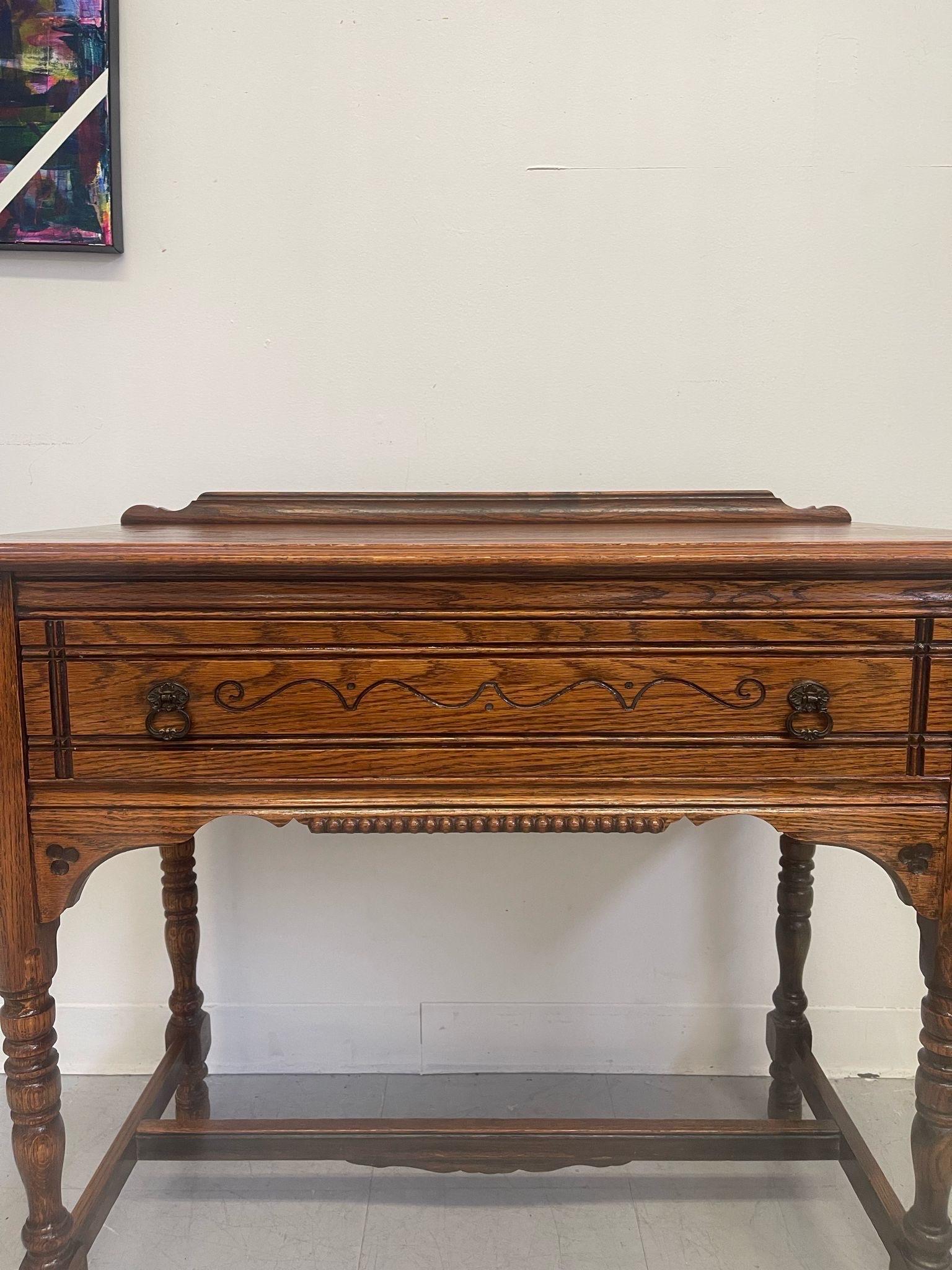 Vintage Early American Style Side Console Table. In Good Condition For Sale In Seattle, WA