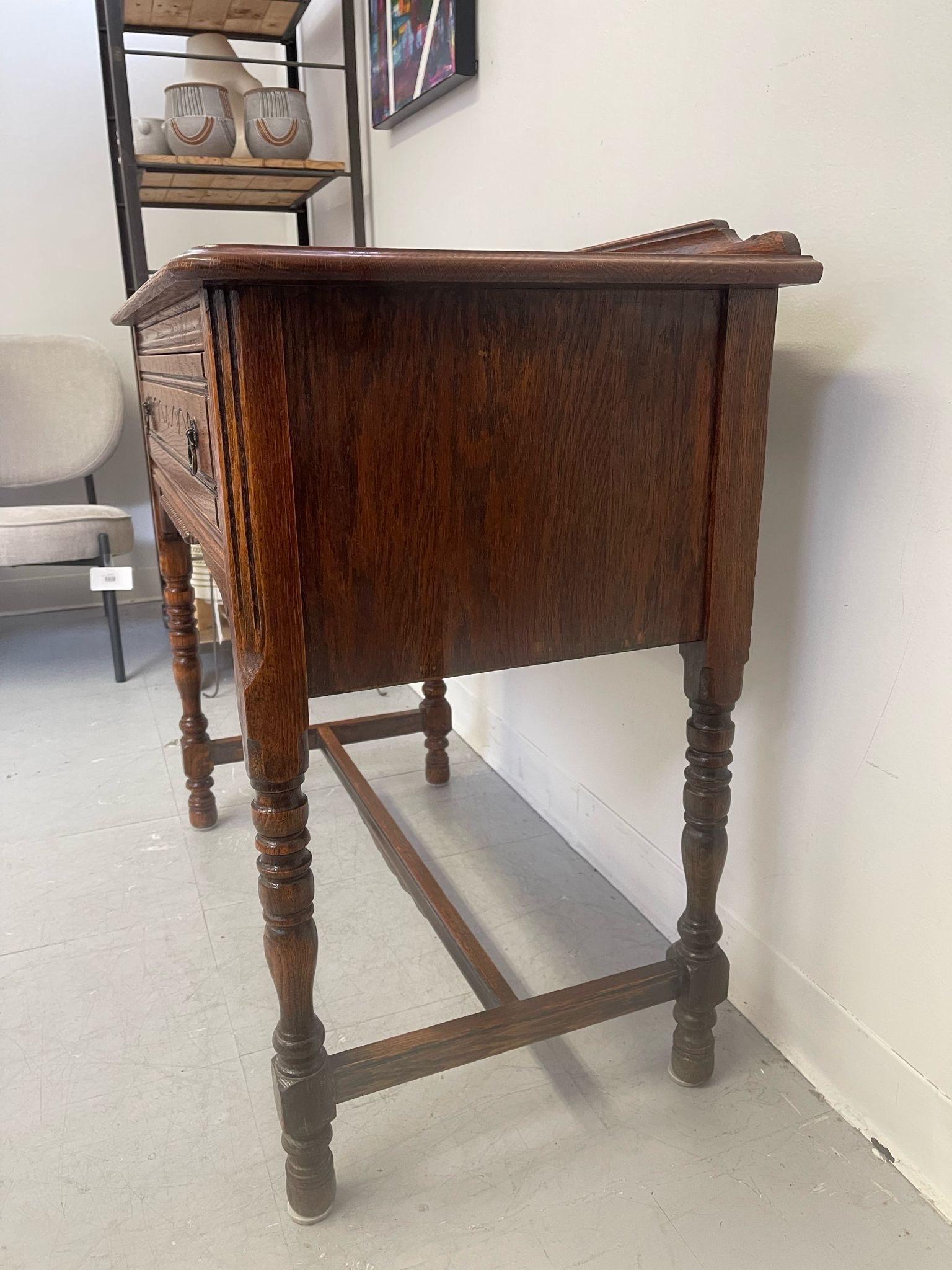 Vintage Early American Style Side Console Table. For Sale 2