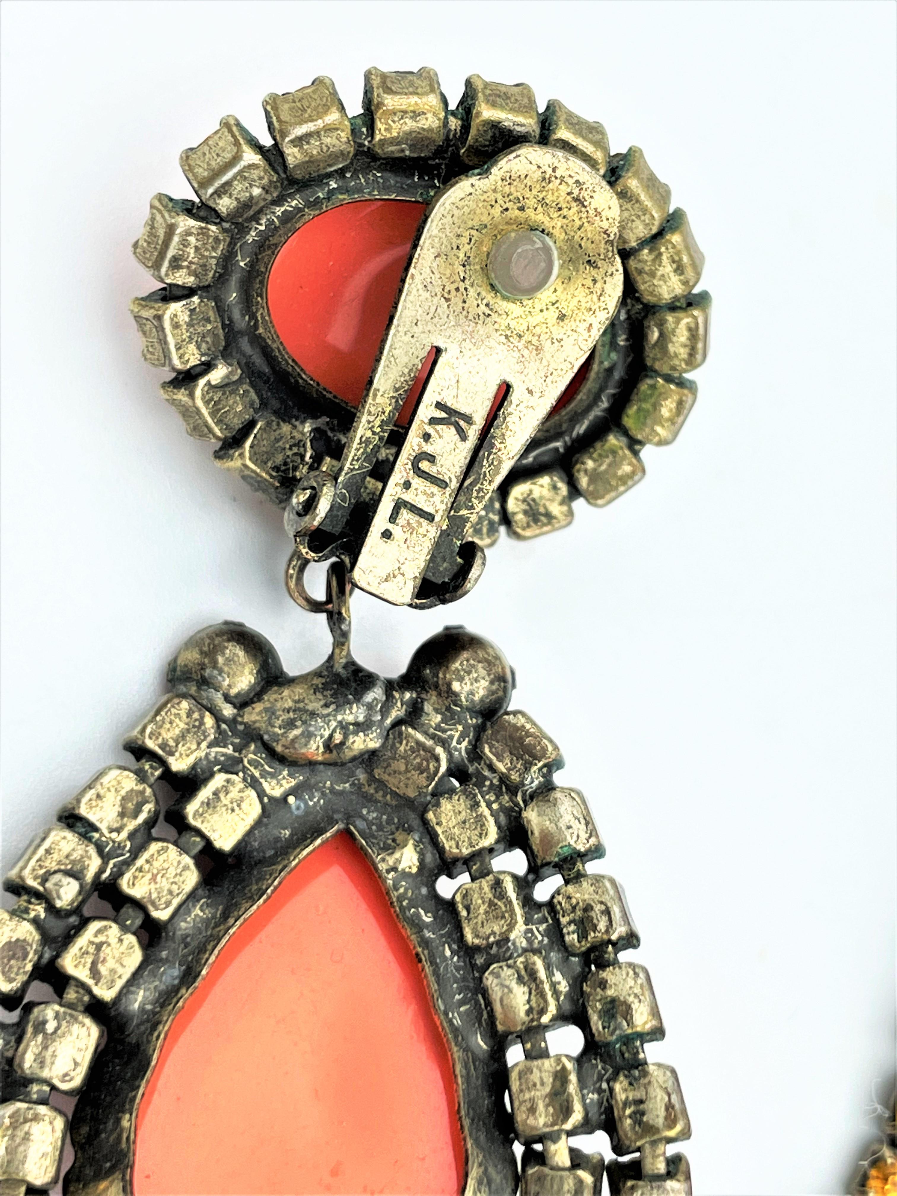 Vintage early K.J.L. dangling clip-on earring, coral cabochon and strass, 1960s In Excellent Condition In Stuttgart, DE