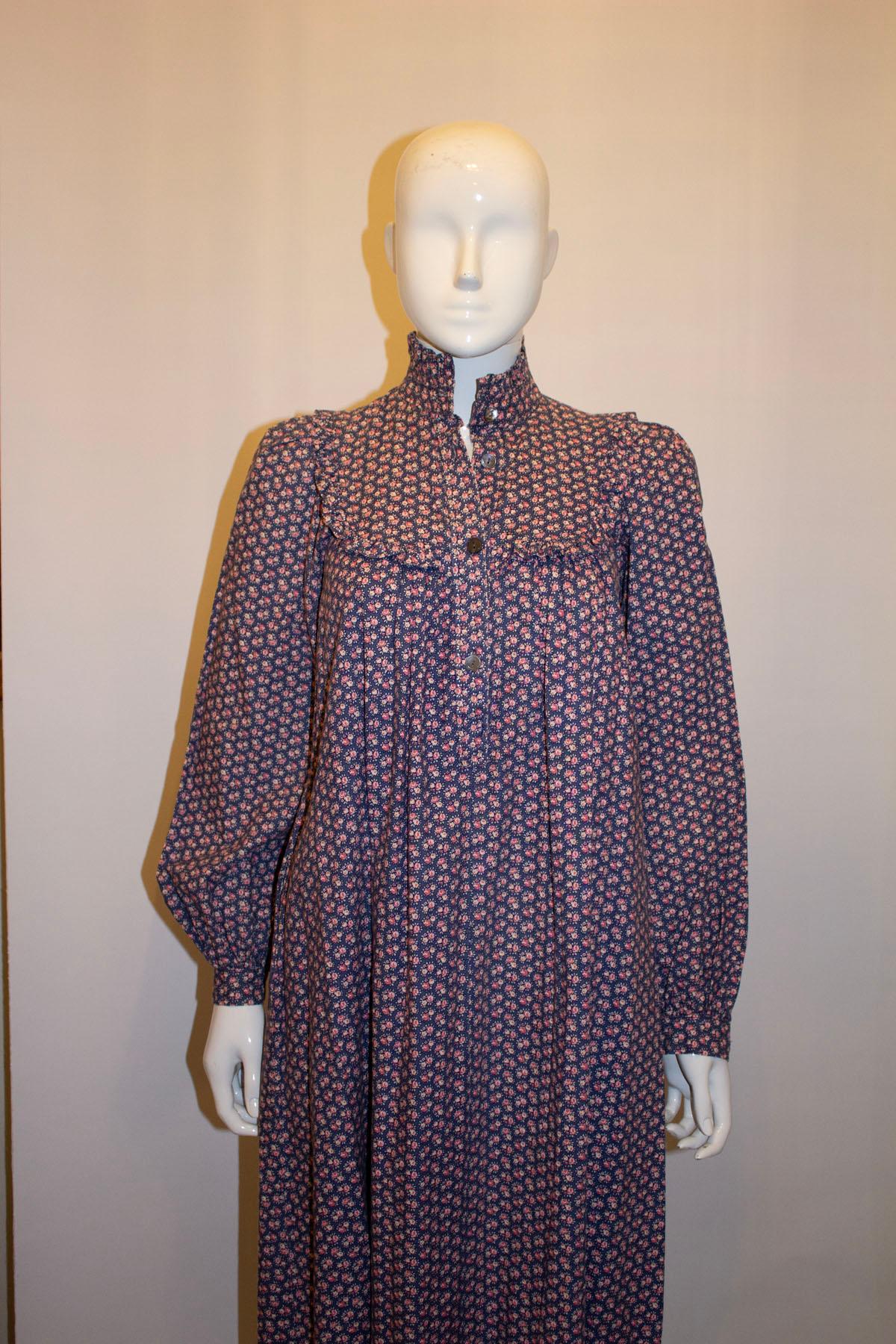 Noir Laura Ashley - Robe à smocks en coton à fleurs, ancienne robe vintage en vente