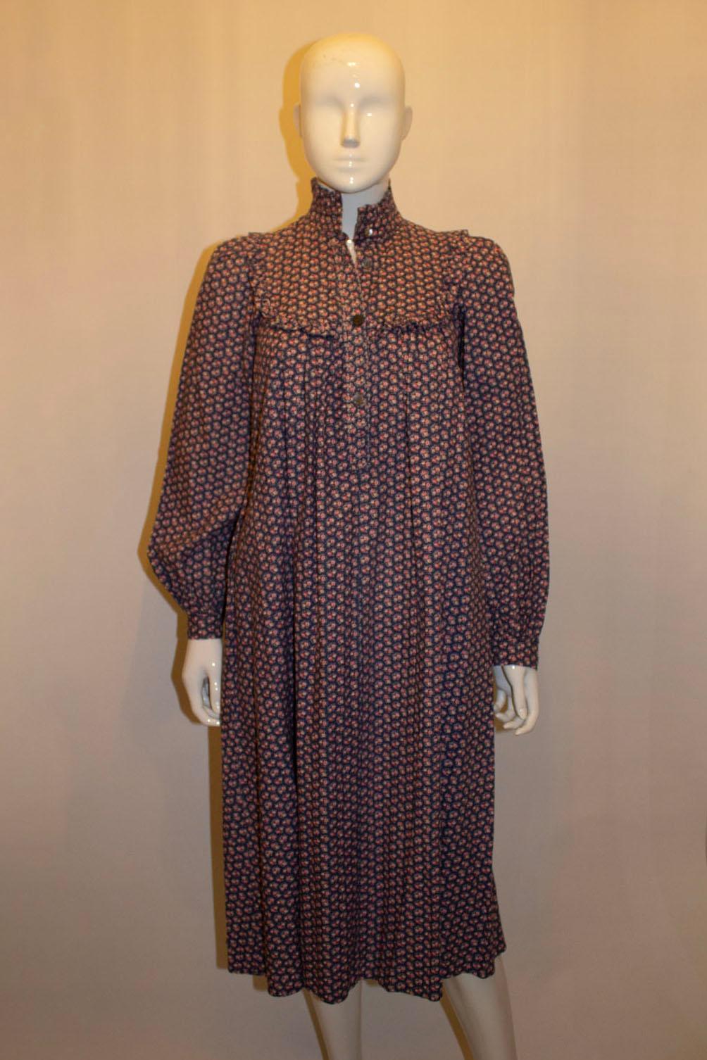 Laura Ashley - Robe à smocks en coton à fleurs, ancienne robe vintage Pour femmes en vente