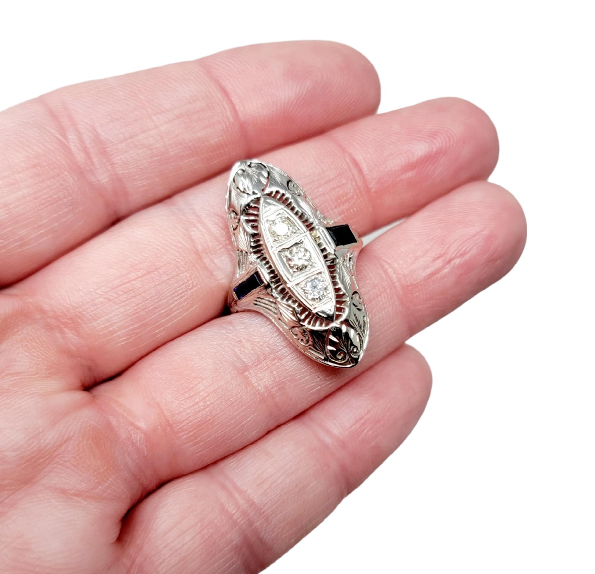 Taille de l'anneau : 6

Magnifique bague vintage en diamant et saphir avec des détails complexes et un sens de l'élégance.  glamour. Cette magnifique pièce présente un seul diamant de taille brillant du début de l'ère moderne, serti dans une monture